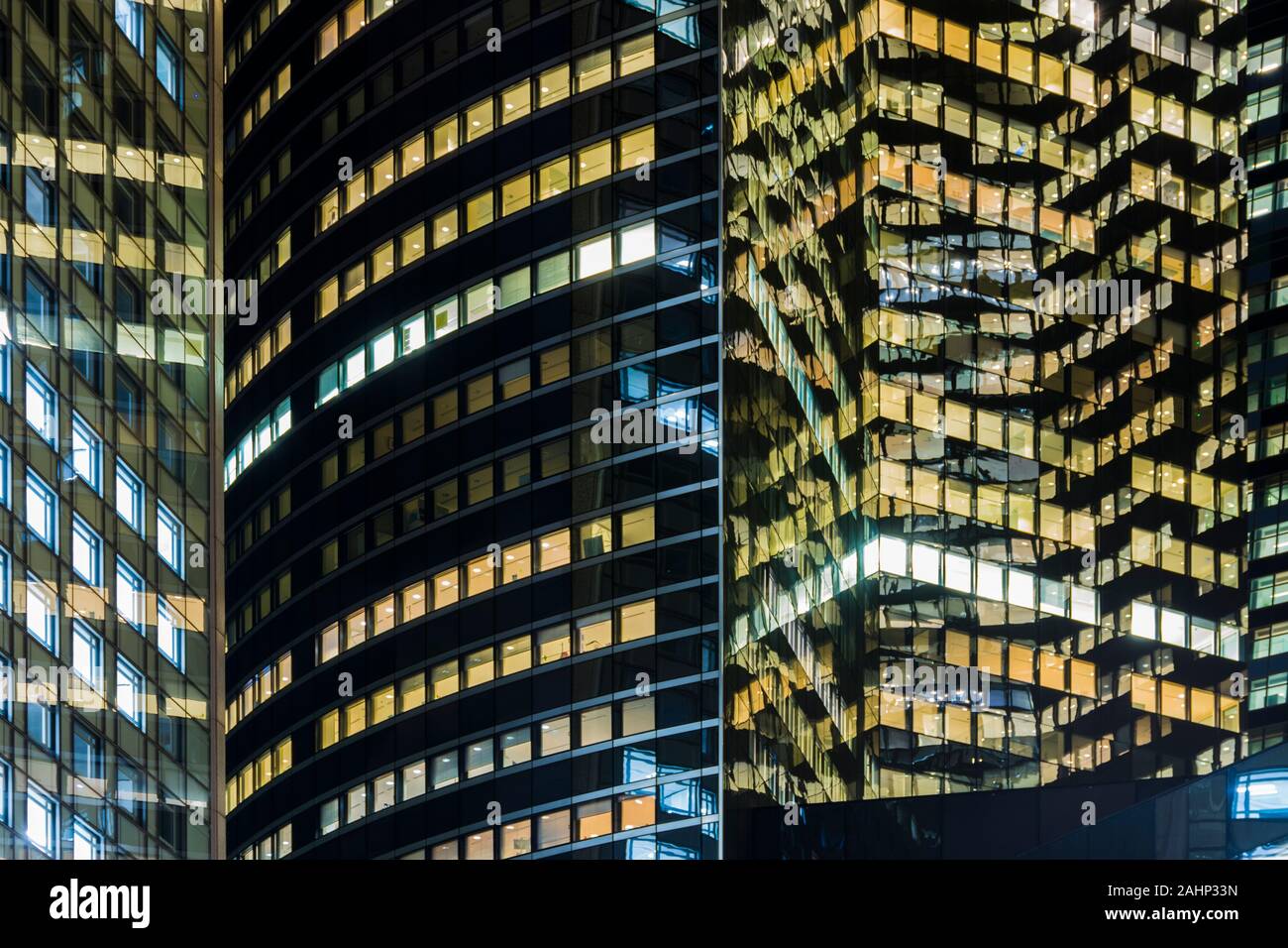 Luci e riflessi di windows di alcuni moderni edifici aziendali durante la notte. Lo stato reale del business Foto Stock