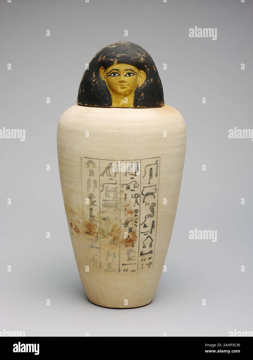 Antica egiziana. Vaso canopi del sorvegliante dei costruttori di Amon, Amenhotep. 1427 BC-1400 BC. Egitto. la terracotta e il pigmento durante il processo di mummificazione, fegato, polmoni, stomaco e intestino sono stati rimossi dal corpo mummificato separatamente e memorizzati nella tomba in quattro navi, chiamato vasi canopi. Ciascun organo è stata posta sotto la protezione di una divinità la cui testa spesso appare sul tappo del vaso, tuttavia la testa su questo vaso raffigura il defunto uomo, chiamato Amunhotep, per la quale era stato fatto. Amunhotep ha tenuto un importante processo civile come un sorvegliante di imprese edili involv Foto Stock