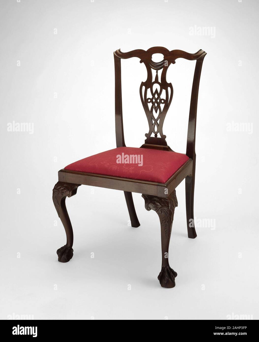 Artista sconosciuto. Sedia laterale. 1760-1785. Boston. Mogano con rovere e acero design per i mobili americani del periodo coloniale erano solitamente sulla base di precedenti europea, se da un esatto prototipo, dal design pattern in libri o dalla memoria di un immigrato artigiano. Nel caso di questa cattedra, l'artigiano in base alla progettazione sia su una sedia in inglese che è stato importato in Boston intorno al 1750 e su una piastra di design da Thomas Chippendale pattern book, il gentiluomo e la Cabinetmaker del regista, pubblicato nel 1762. Con il suo delicato proporzioni e nitide incisioni, questo c Foto Stock