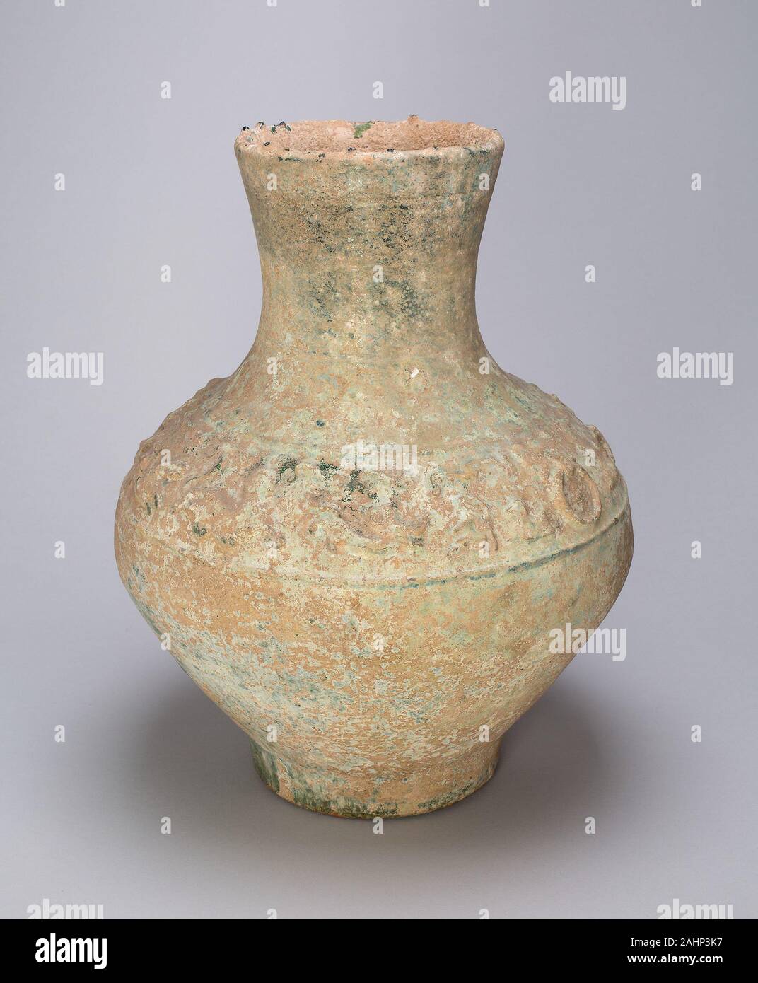 Vaso di archiviazione (HU) con scene di caccia. 25 AD-220 DC. Cina. Coccio con underglaze decorazione plastica e filo verde smalto Foto Stock