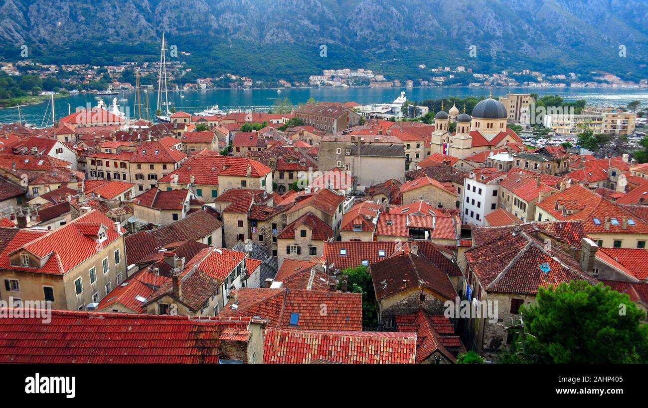 Cattaro, Montenegro Vista panoramica sulla splendida Baia di Cattaro e la Città Vecchia al tramonto Foto Stock