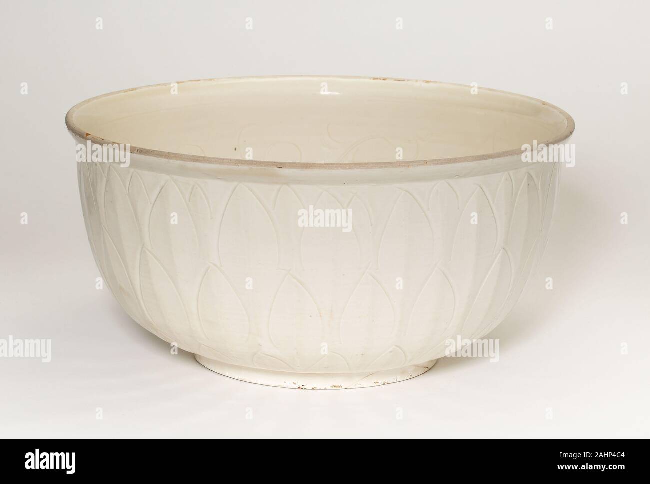 Ampio recipiente con Lotus Scrolls (interno) e la sovrapposizione di petali (esterno). 1100-1127. Cina. Ding ware; porcellana con underglaze decorazioni scolpite Foto Stock
