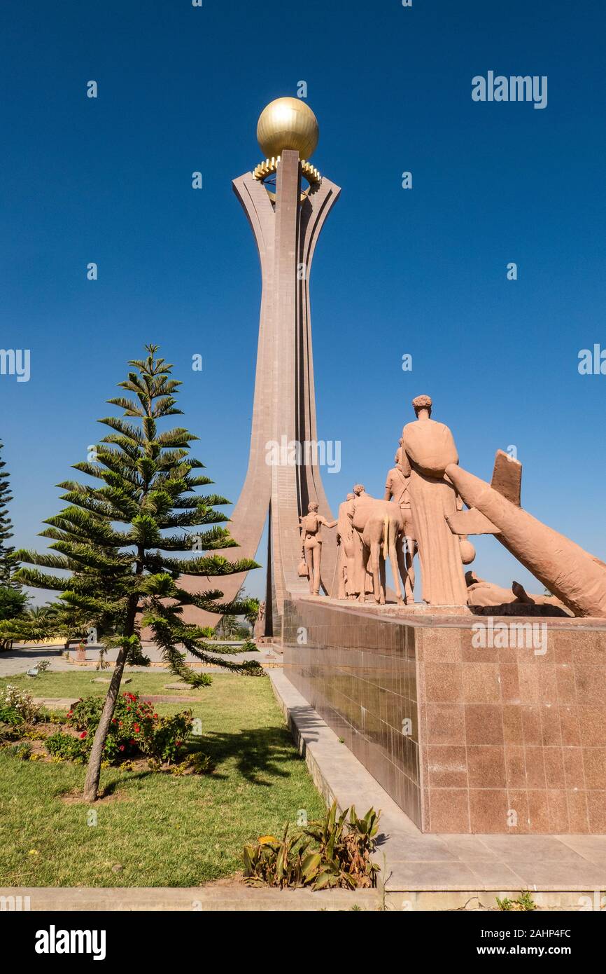 ETHOPIA, MEKELLE, 01-27-2019. Statue di combattenti per la libertà in corrispondenza di un Martire Monumento Commemorativo marciando verso la torre centrale Foto Stock