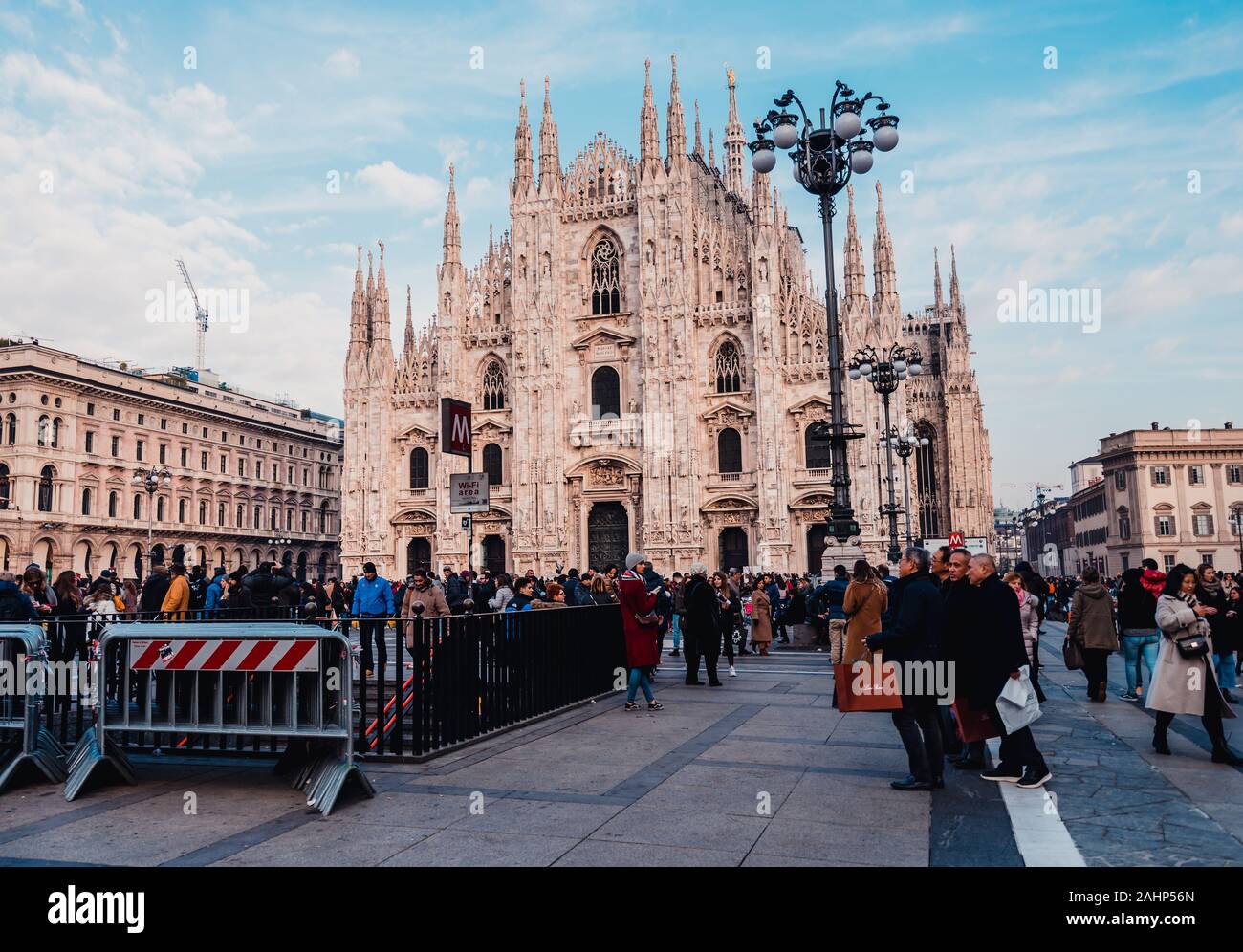 Milano città nel tempo di Natale 2019 , in piazza Duomo in una bella  giornata di sole Foto stock - Alamy