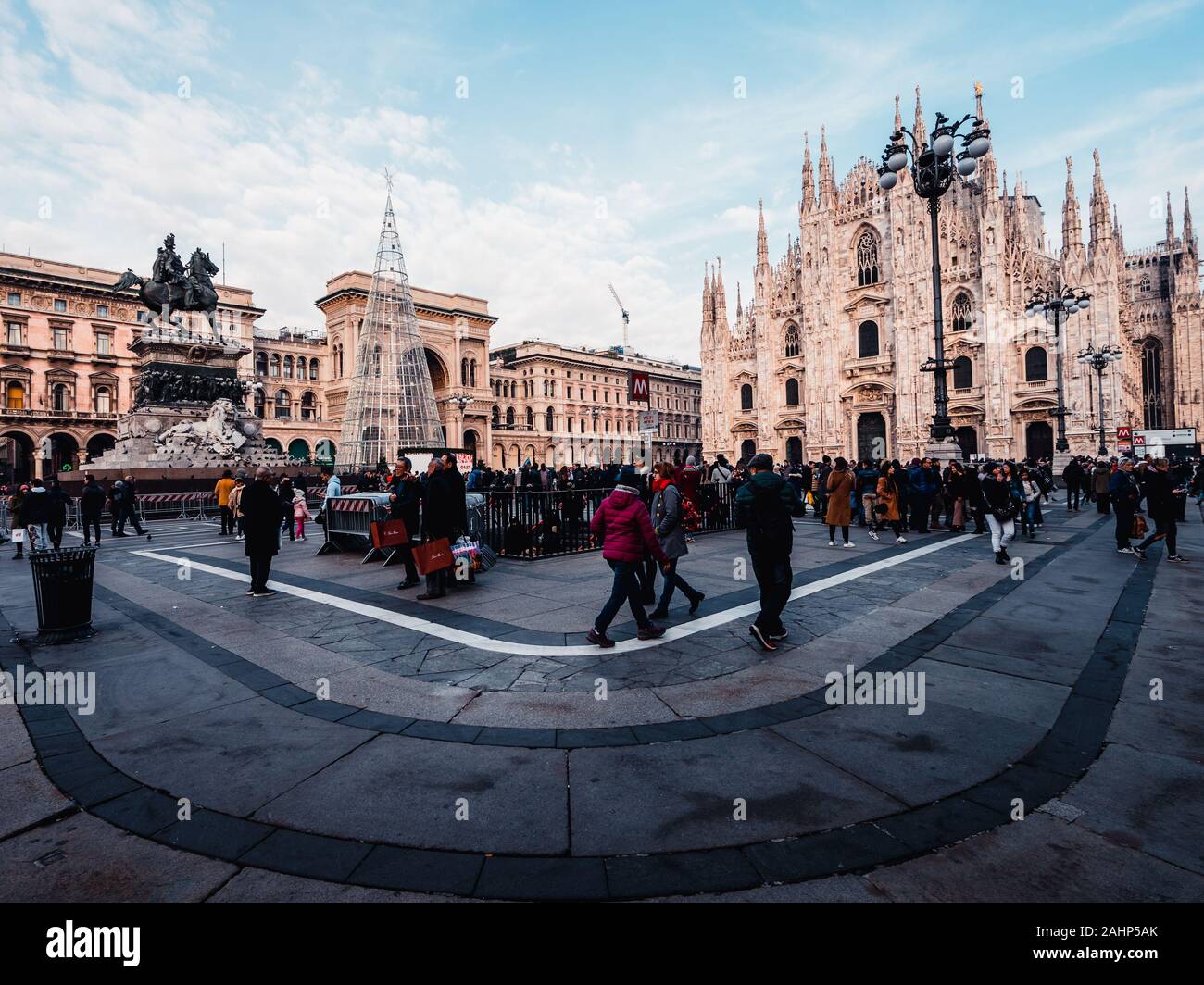 Milano città nel tempo di Natale 2019 , in piazza Duomo in una bella giornata di sole Foto Stock
