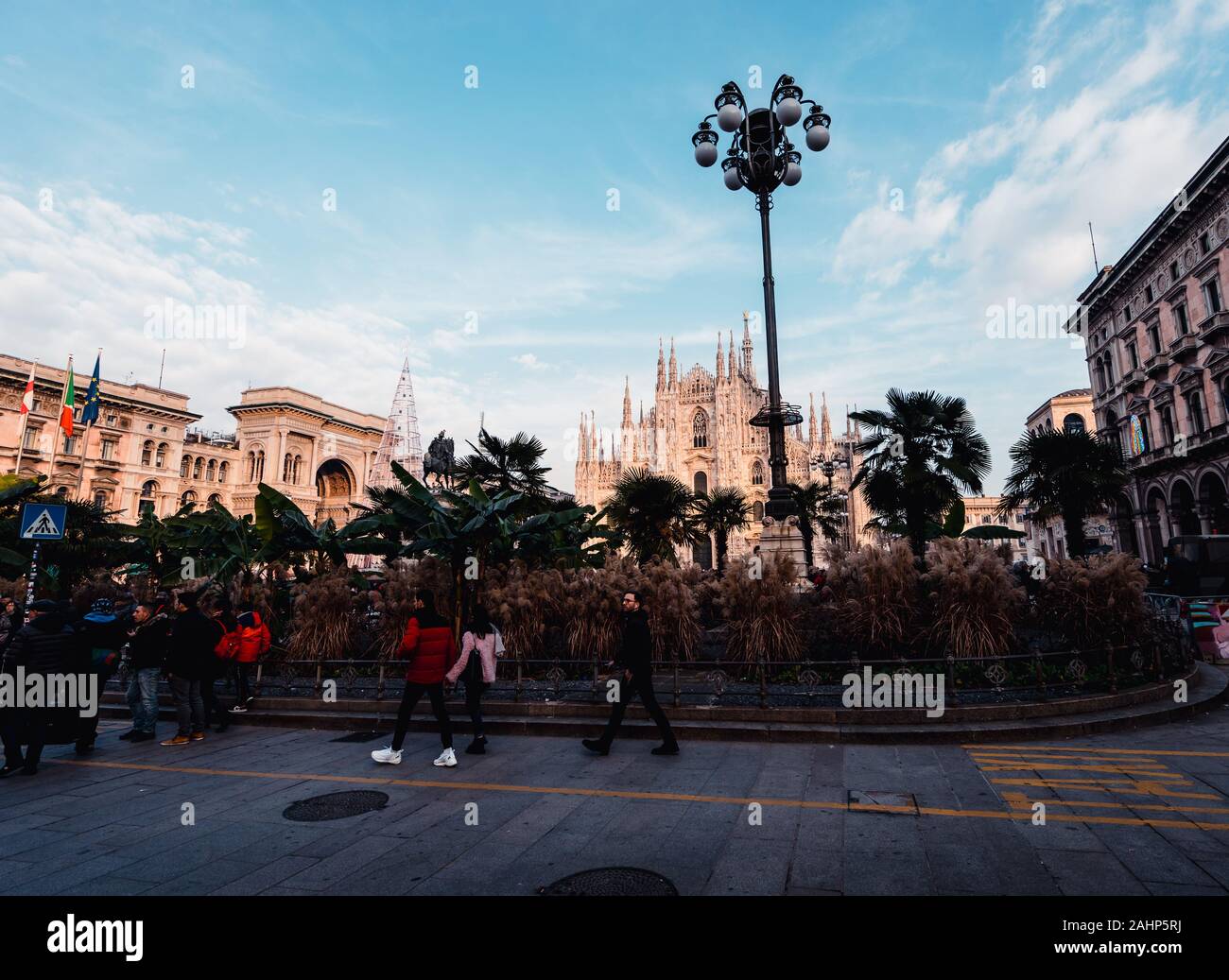Milano città nel tempo di Natale 2019 , in piazza Duomo in una bella giornata di sole Foto Stock