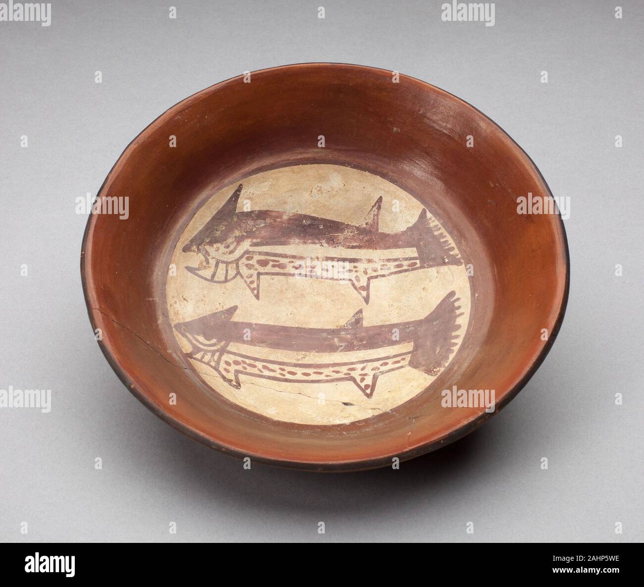 Nazca. Piastra raffigurante una coppia di squali al suo interno. 180 BC-500 D.C. Valle di Nazca. Ceramica e pigmento Foto Stock