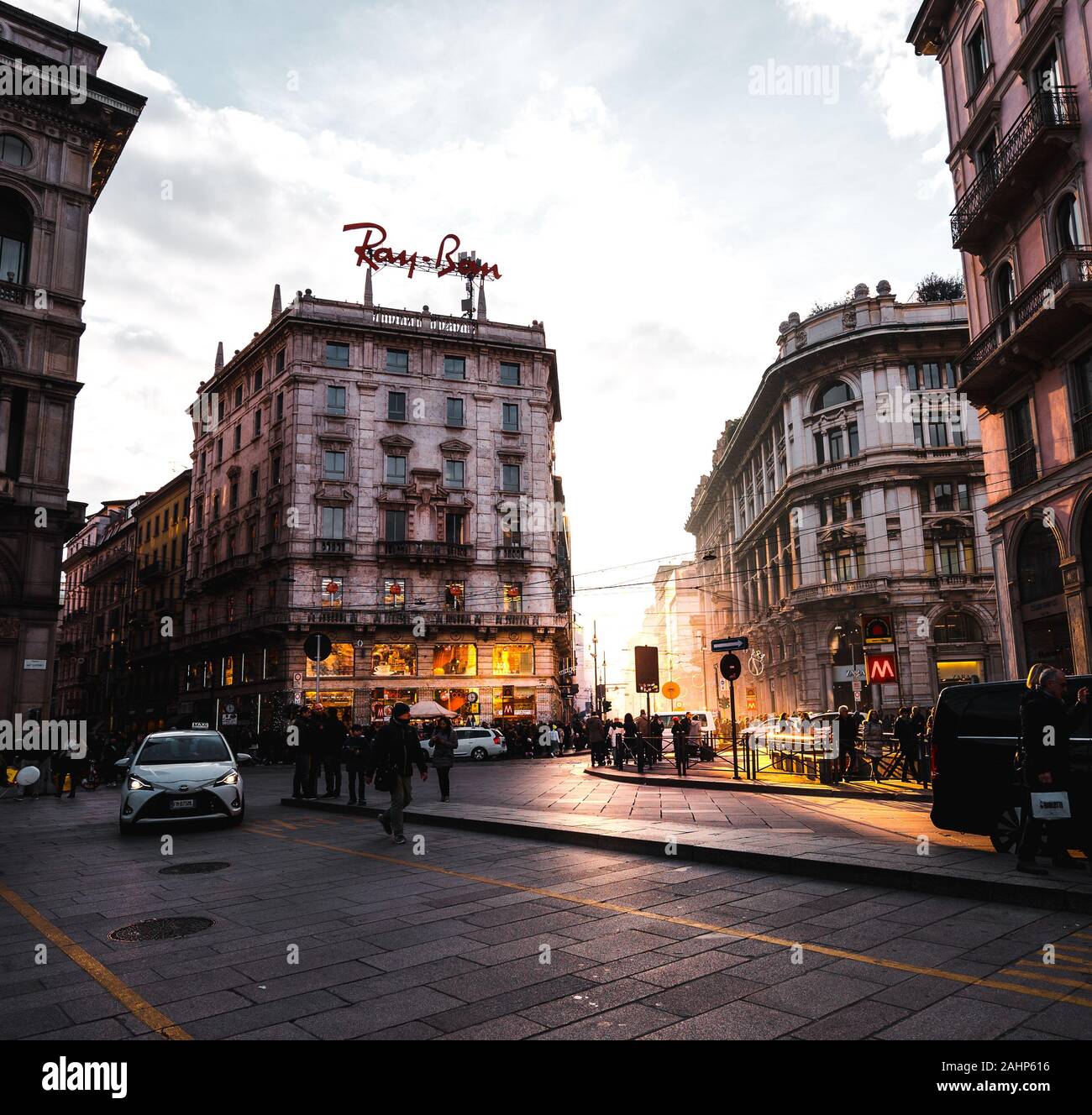 Milano città nel tempo di Natale 2019 , in piazza Duomo in una bella giornata di sole Foto Stock