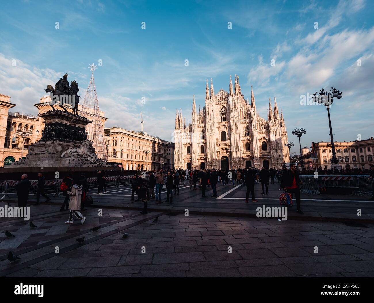 Milano città nel tempo di Natale 2019 , in piazza Duomo in una bella giornata di sole Foto Stock