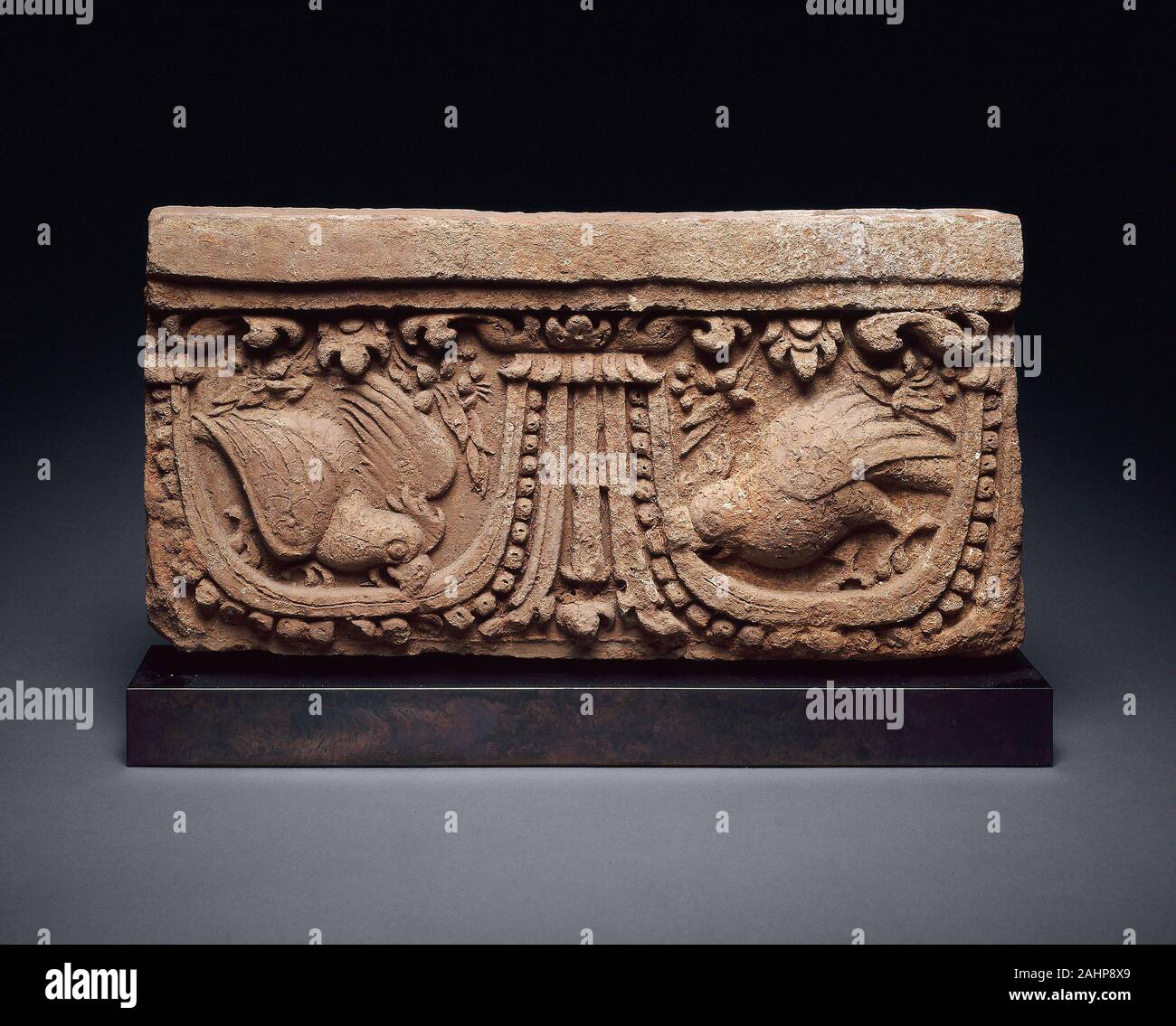 Pannello architettonico con pappagalli. 801 AD-1000. Java. La terracotta Foto Stock