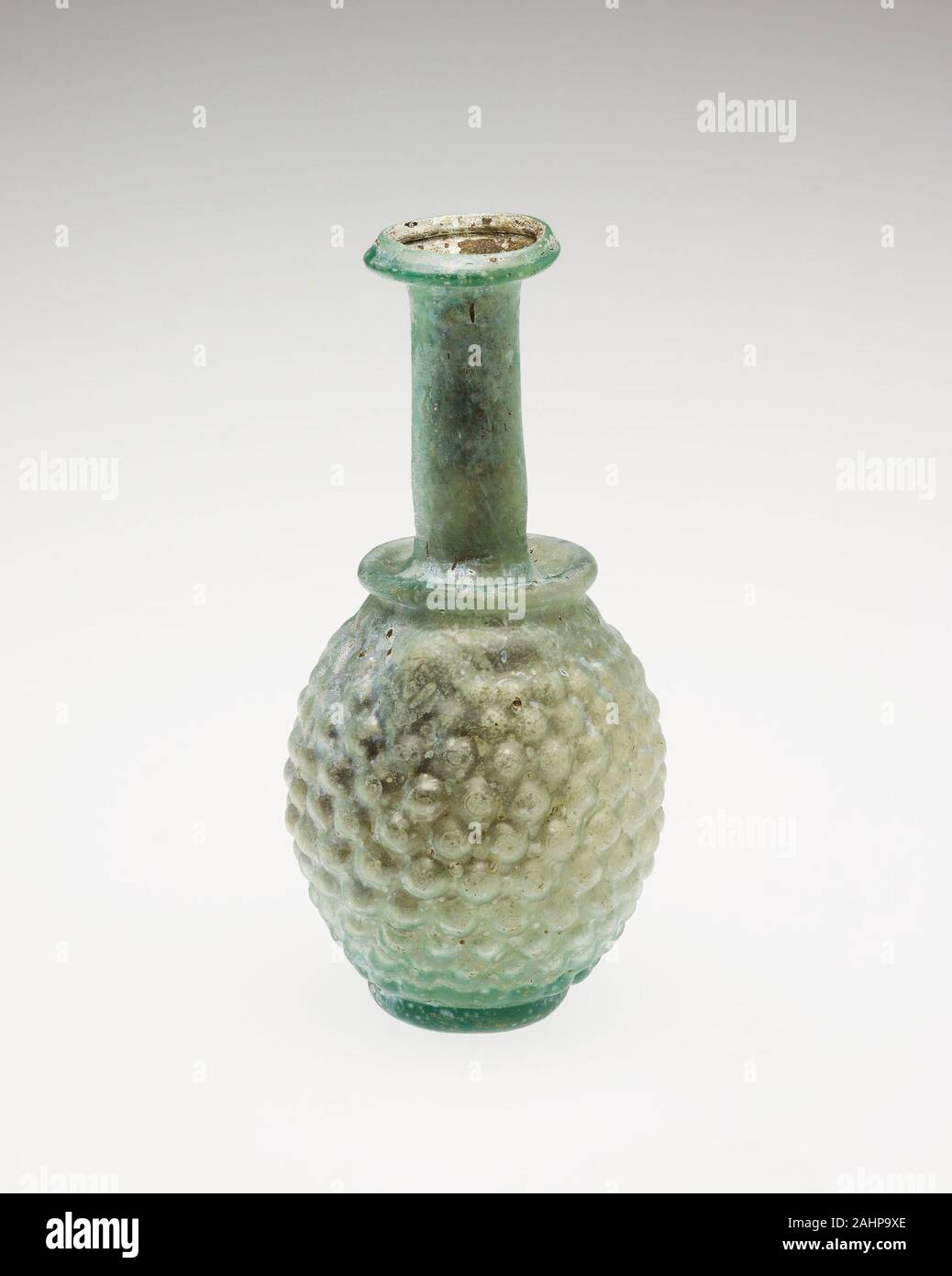Antico romano. Bottiglia. 201 AD-300 annuncio. La Siria. Vetro, stampo-soffiato techinique Vetro in Roman WorldInitially conveniente solo tra i ricchi, il vetro è stato utilizzato nella Roma antica come contenitori per gli oli, profumo, e tablewares. La varietà della tecnica vetraria rivela il cambiamento dei gusti e delle mode nel corso dei secoli. Durante il I secolo D.C., vetro colato è stato una forma di romanzo che era un lusso per la casa romana, ma entro la fine del secolo, l'innovazione di vetro soffiato consentito per una minore intensità di lavoro e meno costosa la produzione, il che significava che la gente di minor mezzi potrebbero permetterselo. Foto Stock