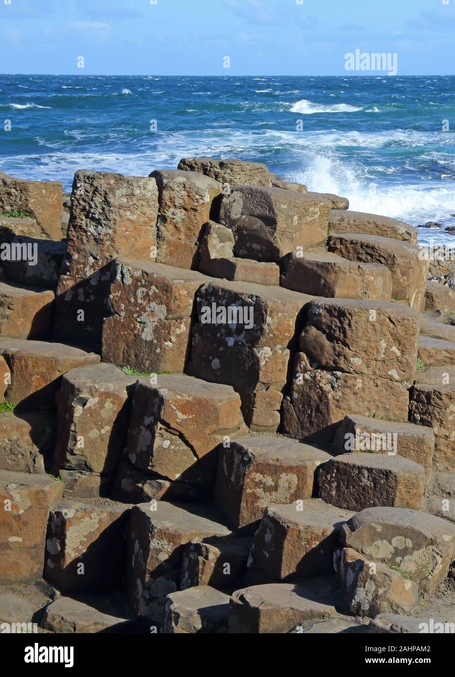 Giant's Causeway, close-up di colonne di basalto con onde che si infrangono sulla loro, County Antrim, Irlanda del Nord, Regno Unito. Foto Stock