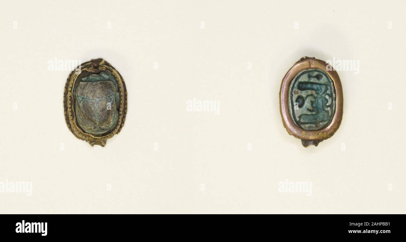 Antica egiziana. Scarabeo scarabeo alato Beetle con geroglifici. 1550 BC-1069 BC. L'Egitto. Faience, metallo Foto Stock