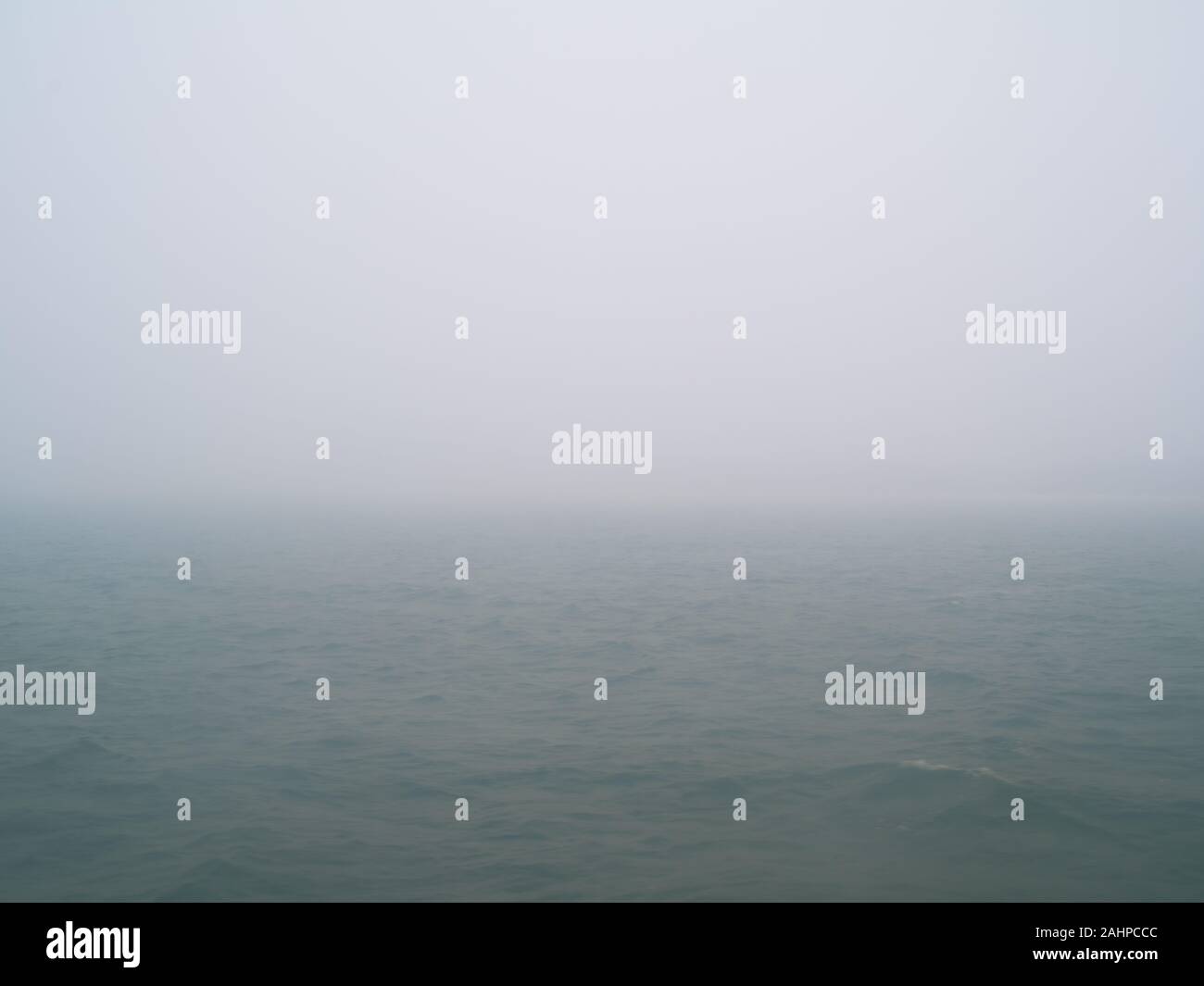La scarsa visibilità sull'oceano al mattino Foto Stock