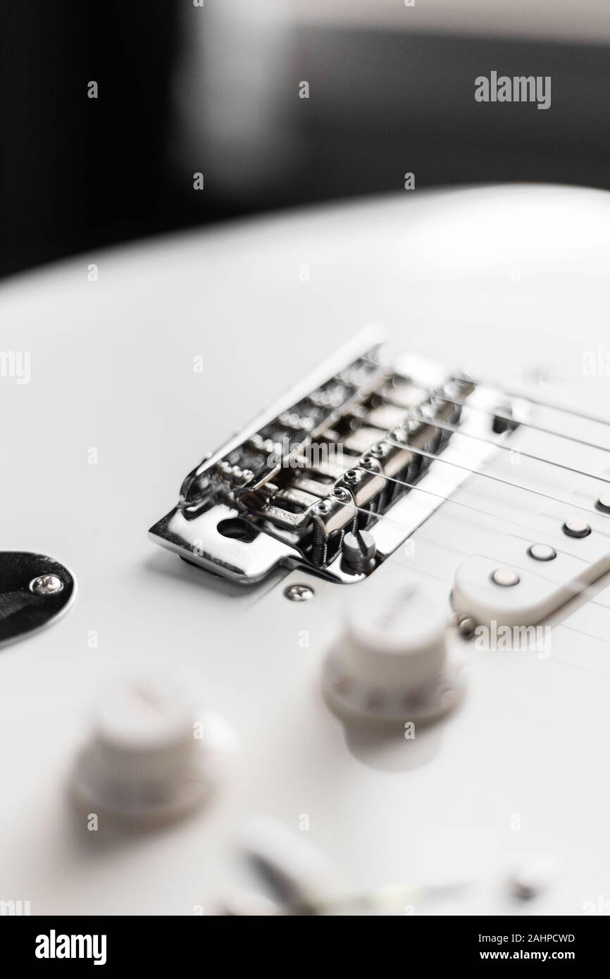Argento metallico tremolo whammy ponte bianco di chitarra elettrica con sfondo sfocato Foto Stock
