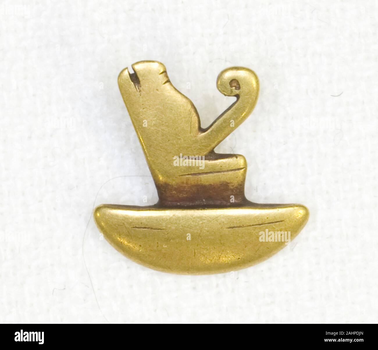 Antica egiziana. Amulet della doppia corona. 305 BC-30 BC. L'Egitto. Oro su piccola scala figurine egiziano, noto come amuleti, sono stati pensati per promuovere la salute e la buona fortuna. Amuleti sono state una parte così importante ofEgyptian credenze religiose che sono stati indossati da entrambi i vivi e i morti. Essi potrebbero essere montati su anelli o strung come braccialetti e collane e sono state poste tra la mummia di incarti per proteggere il defunto la rinascita e il benessere nella vita ultraterrena. Ci sono molte varietà di amuleti, comprese le figure di divinità, parti del corpo umano (ordivine) corpo, animali, piante e oggetti di dail Foto Stock