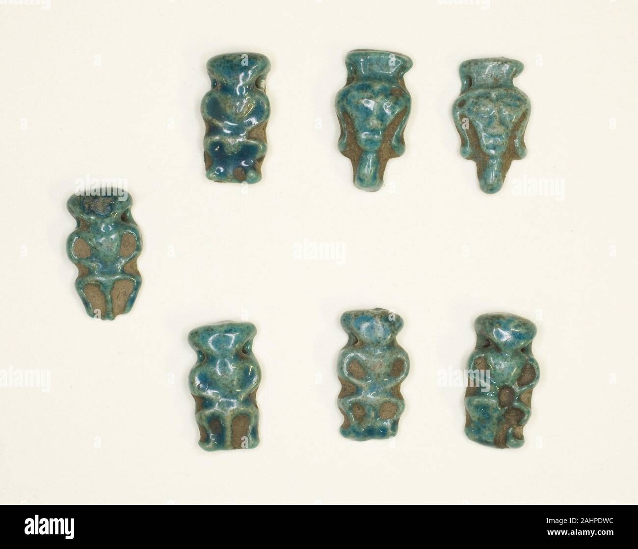 Antica egiziana. Amuleti del dio Bes e la dea Hathor. 1550 BC-1295 BC. L'Egitto. Faience Foto Stock