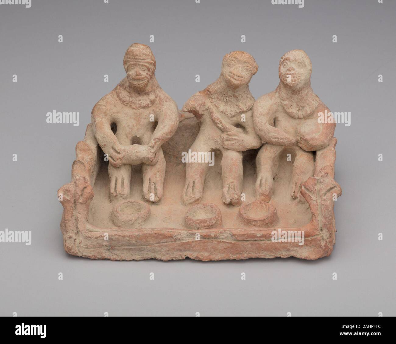 Serbatoio votiva Santuario con tre musicisti di scimmia. 1 Annuncio-200 D.C. Uttar Pradesh. Modellata a mano terracotta con slittamento rosso Foto Stock