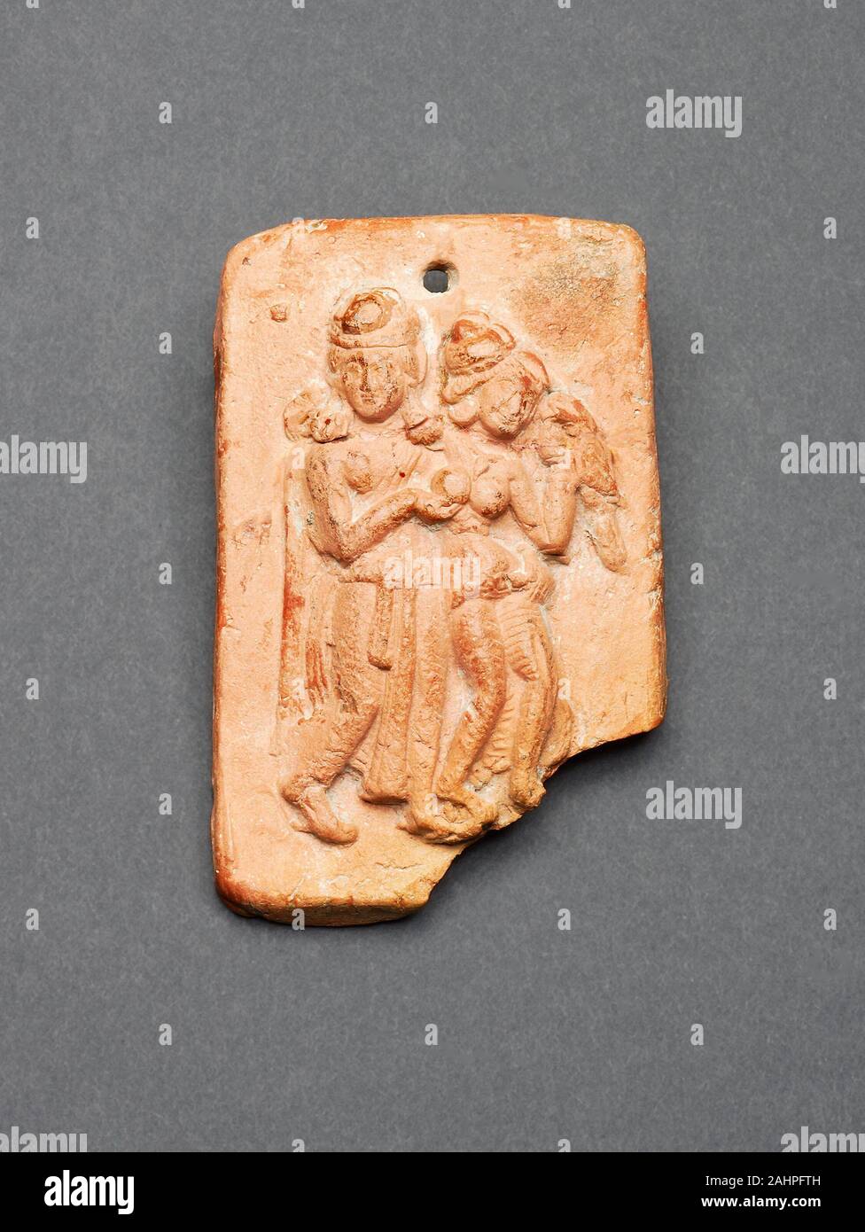 Coppia amorosa (Mithuna) con Parrot. 100 BC-1 BC. Il Bengala Occidentale. In Terracotta modellata con slittamento rosso Foto Stock