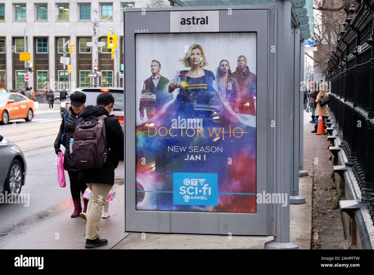 Fermata bus cartellone pubblicitario al premier la nuova stagione del medico che a Toronto in Canada Foto Stock