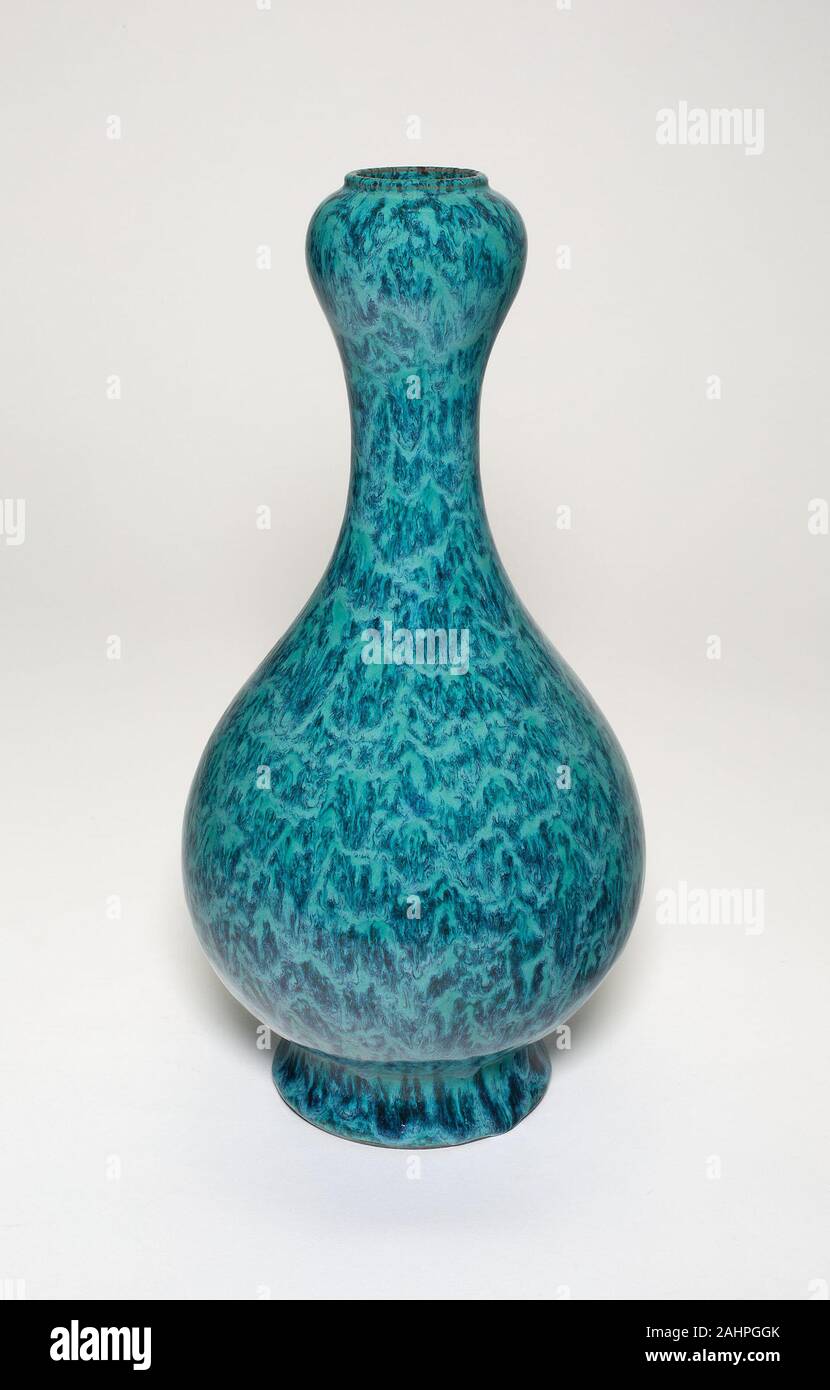 Bottiglia con aglio-imboccatura sagomata. 1736-1795. Cina. La porcellana Foto Stock