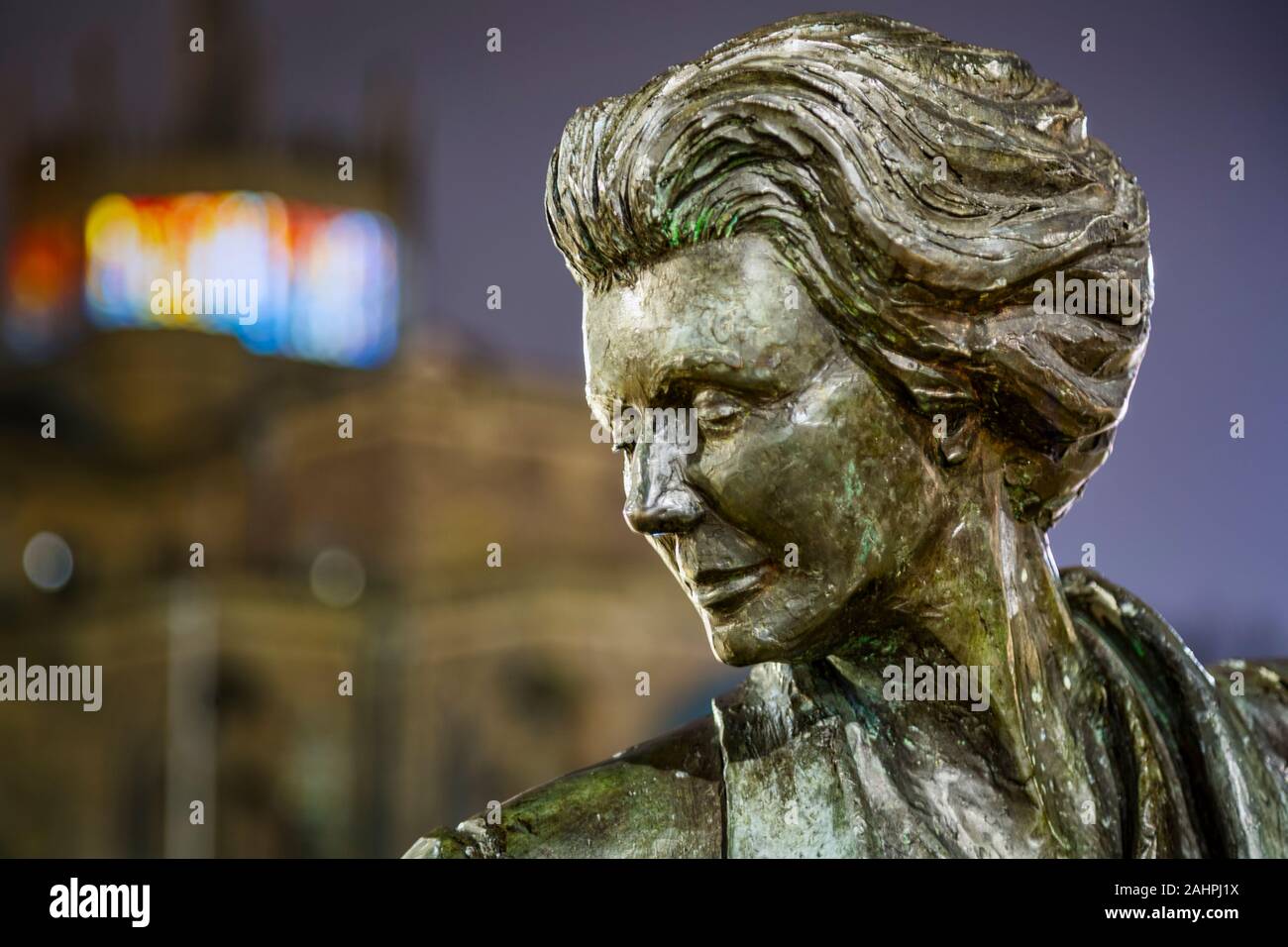 La nonna e il bambino alla scultura alla piazza della cattedrale, Blackburn. Situato di fronte Blackburn stazione ferroviaria Foto Stock