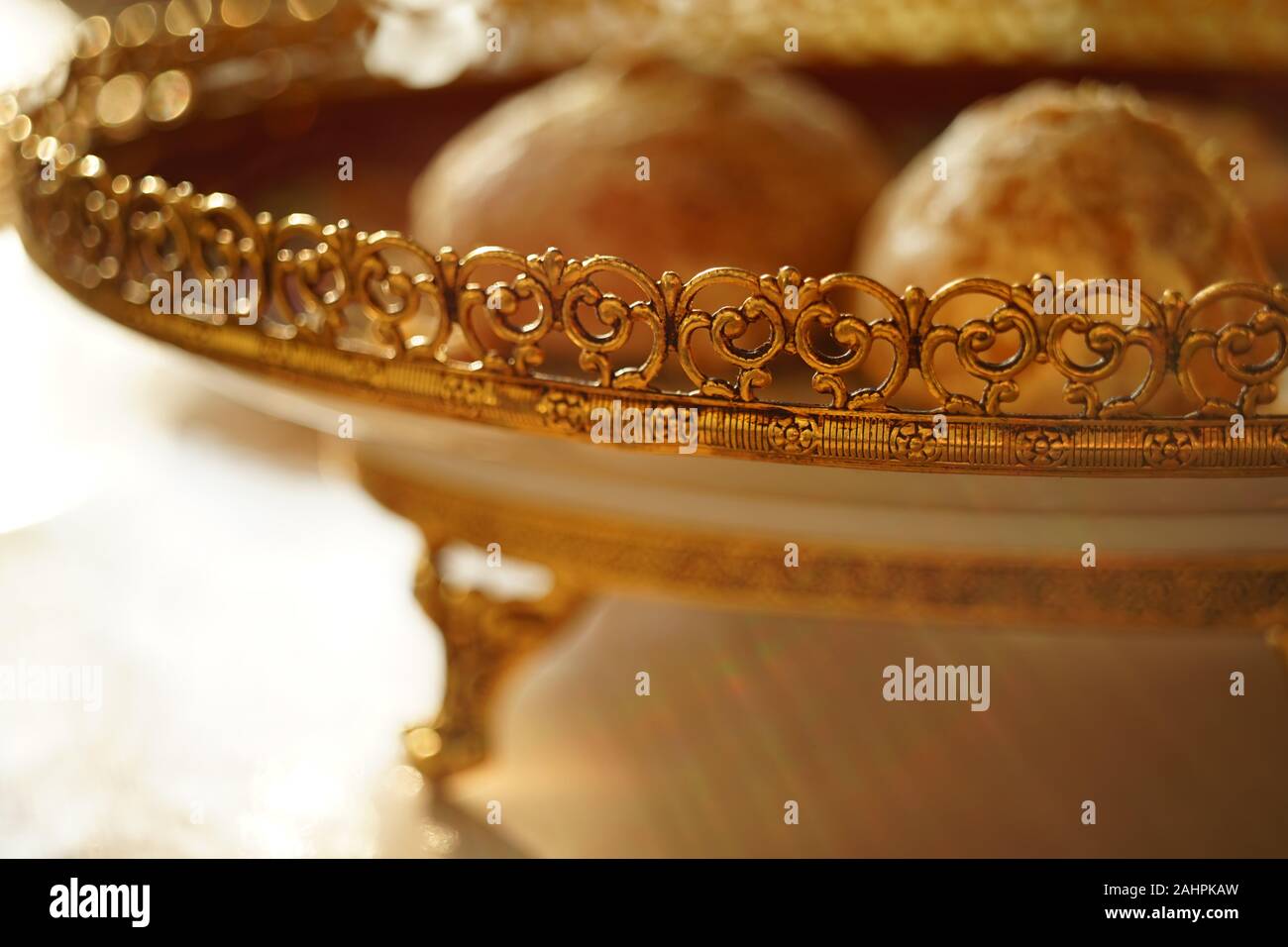 Gingerbread cookies in lamina dorata con un scolpito sul lato modellato. Foto Stock