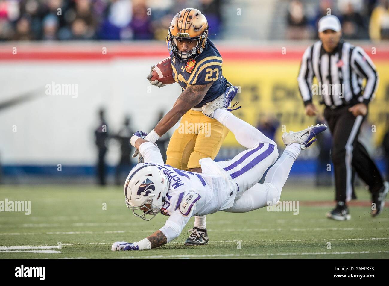 Memphis, Tennessee, Stati Uniti d'America. 31 Dic, 2019. Navy aspiranti guardiamarina wide receiver Myles Fells (23) viene affrontato da Kansas State Wildcats defensive back Jahron McPherson (31) durante la 61annuale di AutoZone Liberty Bowl classico di calcio tra la Marina aspiranti guardiamarina e il Kansas State Wildcats al Liberty Bowl Memorial Stadium di Memphis, Tennessee. Prentice C. James/CSM/Alamy Live News Foto Stock