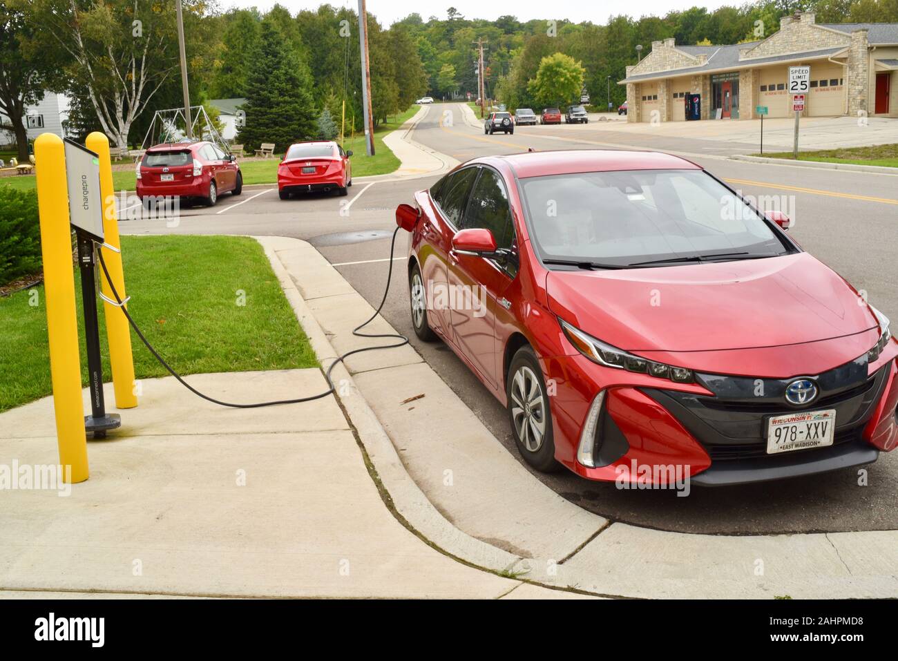 Auto elettrica ibrida plug-in, una Toyota Prius prime 2017 rossa di Barcellona, che si ricarica nella comunità Door County di Baileys Harbor, Wisconsin, Stati Uniti Foto Stock
