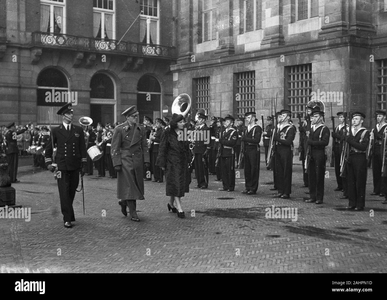 Mackenzie King ad Amsterdam (Dam. La principessa ispeziona guardia d'onore) Data Novembre 15, 1947 Posizione Amsterdam, Olanda Settentrionale Foto Stock