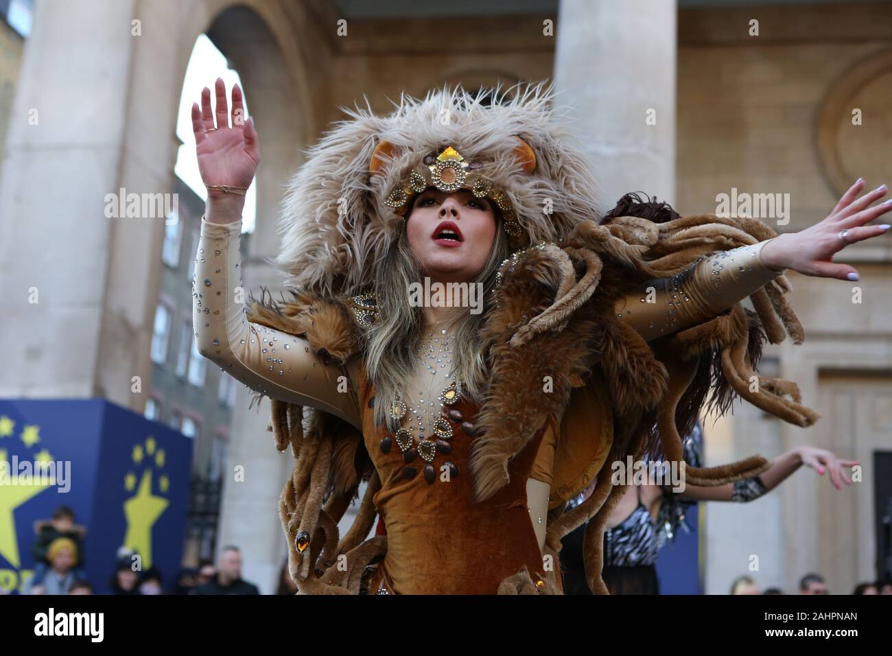 Londra, Regno Unito. 30 Dic, 2019. Un ballerino in un costume di eseguire nel corso della Londra Capodanno Parade (LNYDP) 2020 Anteprima mostra al Covent Garden Piazza. Credito: SOPA Immagini limitata/Alamy Live News Foto Stock