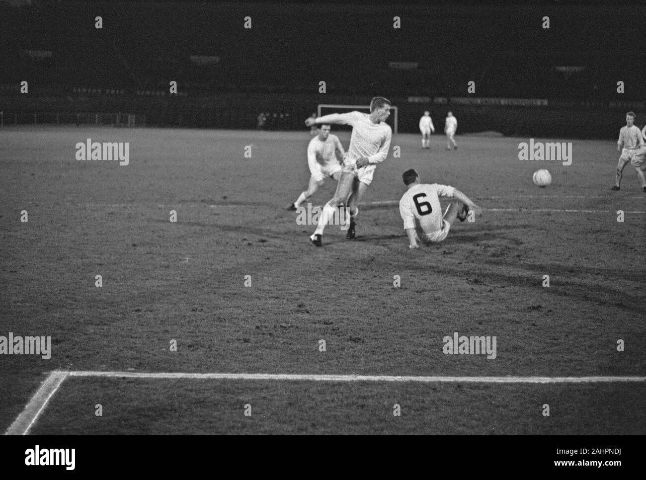 Quarti di finale KNVB Cup. DWS contro l'Ajax (1-2). Momento di gioco annotazione Piet Keizer Data Marzo 25, 1964 Posizione Amsterdam Foto Stock