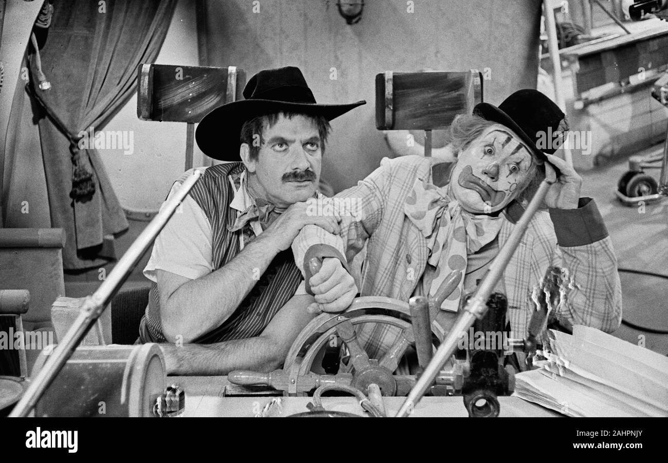 Pipo Clown, serie TV per la gioventù. Episodio: "Lezione in difficoltà con ostacoli": Pipo Clown (Cor Witschge) e Felicio zingaro (Jan Pruis) Data Novembre 4, 1963 Foto Stock