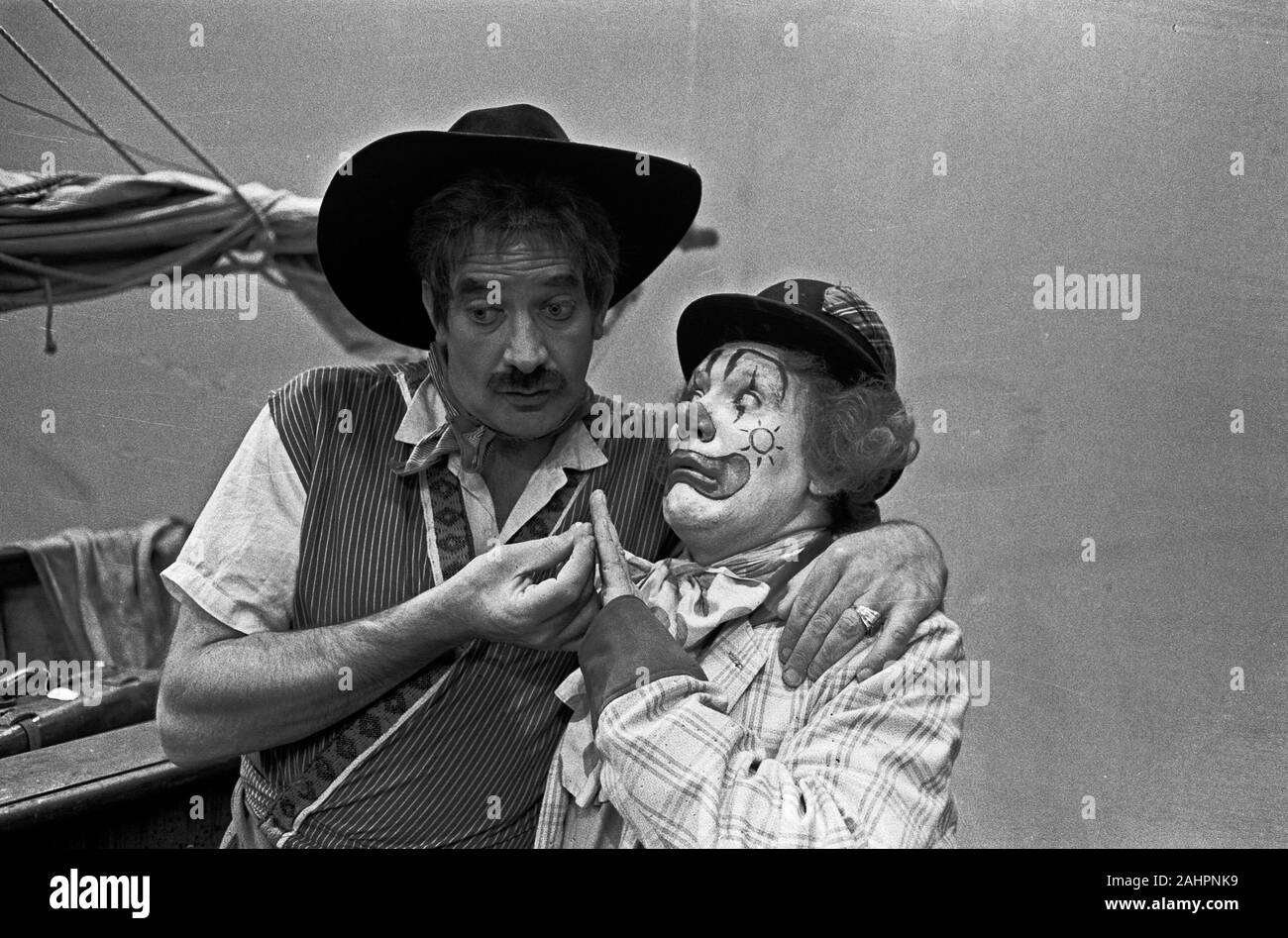 Pipo Clown, serie TV per la gioventù. Episodio: "Lezione in difficoltà con ostacoli": Pipo Clown (Cor Witschge) e Felicio zingaro (Jan Pruis) Data Novembre 4, 1963 Foto Stock