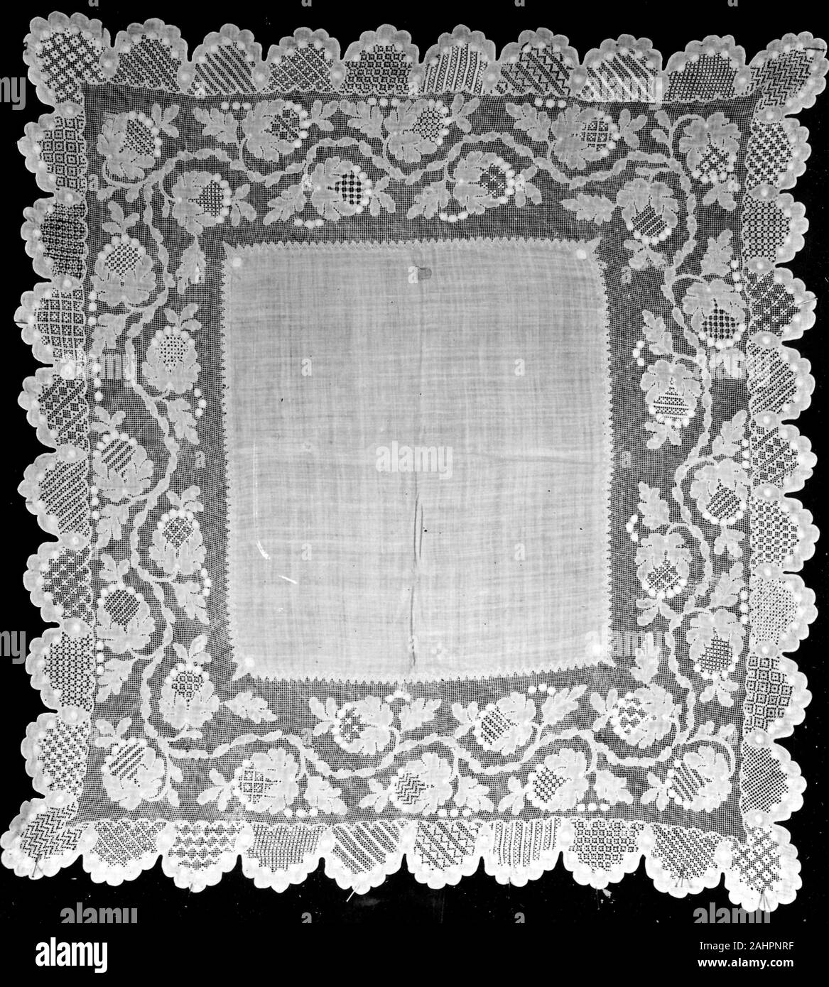 Fazzoletto. 1801-1900. Spagna. Biancheria, ad armatura a tela, con drawnwork Foto Stock