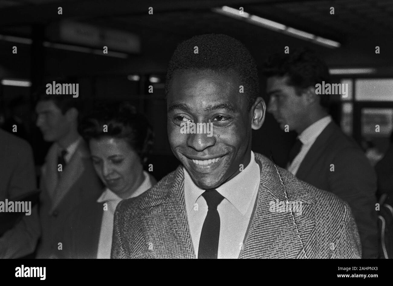 Il calcio brasiliano squadra da Parigi sono arrivati a Schiphol. Pele (testa) Data Aprile 29, 1963 Location Noord-Holland, Schiphol Foto Stock