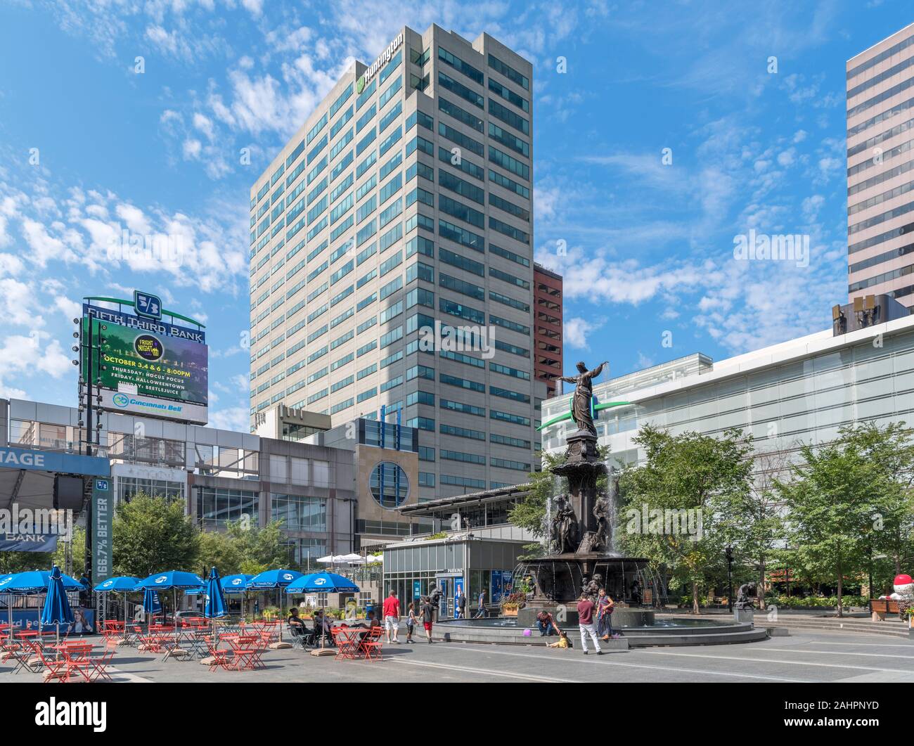 Piazza Fontana nel centro cittadino di Cincinnati, Ohio, Stati Uniti d'America Foto Stock