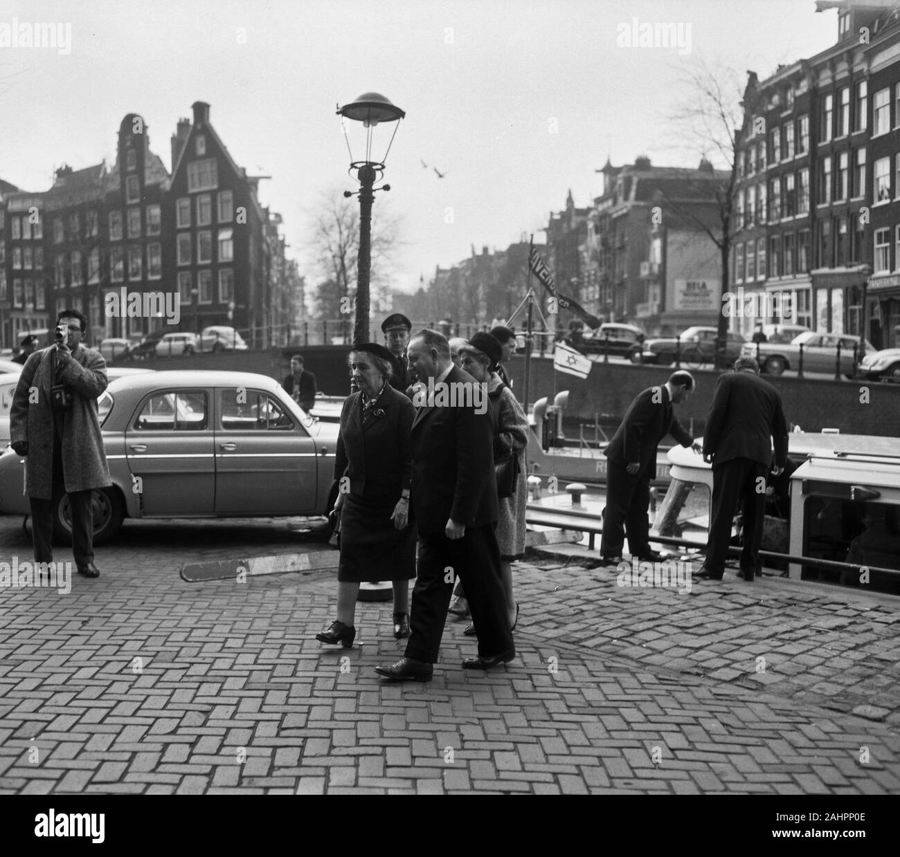 Amsterdam. Israele il Ministro degli Affari esteri, sig.ra Golda Meir, arriva presso il municipio di annotazione Golda Meir ha visitato i Paesi Bassi dal 25 gennaio al 2 Marzo 1964 Data Febbraio 27, 1964 Posizione Amsterdam, Olanda Settentrionale Foto Stock