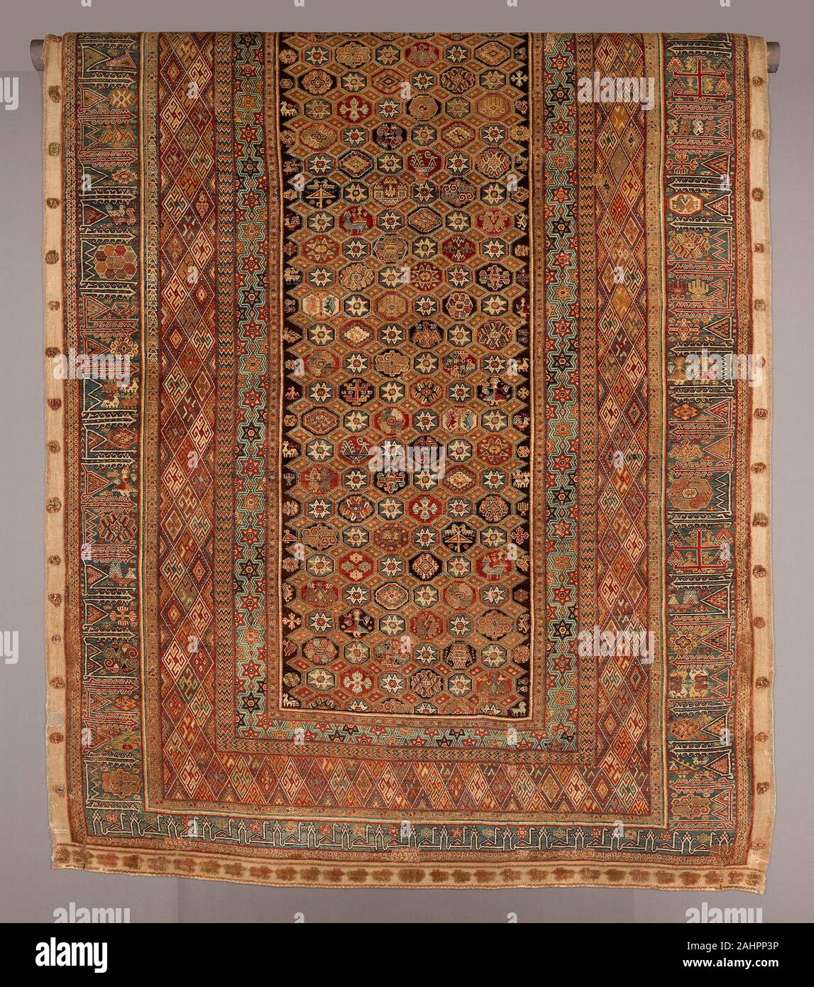 Tappeto. 1450-1500. Spagna. La lana, Spagnolo nodi in armatura massa anche come il cristiano regni di Spagna, guidato dalla Castiglia e Aragona, guidato Muslimrulers dalla Penisola Iberica, l'elite spagnolo ha acquisito un gusto per i raffinati prodotti di artigiani musulmani, compresi splendidi tappeti. Rari superstiti del xv secolo, esempi come questo, ripetere le piccole forme geometriche nel loro campo centrale, talvolta anche incorporante gli stemmi dei loro nobili proprietari. Spesso di grandi dimensioni-questo è quasi 18 piedi di lunghezza-tali tappeti ammorbidito e animato i pavimenti dei palazzi. Molti sopravvissuti a un Foto Stock