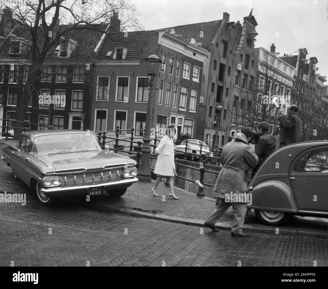 Le registrazioni di film per il film "la collana di diamanti". Sui ponti Reguliersgracht e Keizersgracht. Nicole Kari sul ponte data Aprile 10, 1963 Posizione Amsterdam, Olanda Settentrionale Foto Stock