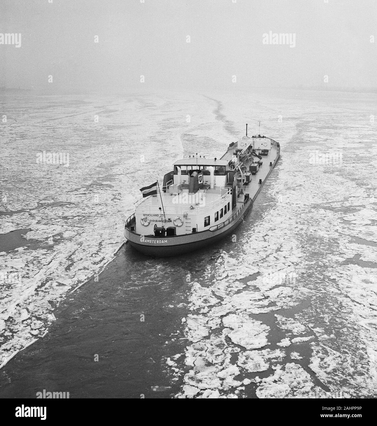 Traffico marittimo in difficoltà sul IJsselmeer. Il 'Amsterdam' tanker era il solo che ha osato Data Dicembre 16, 1963 Location IJsselmeer Foto Stock