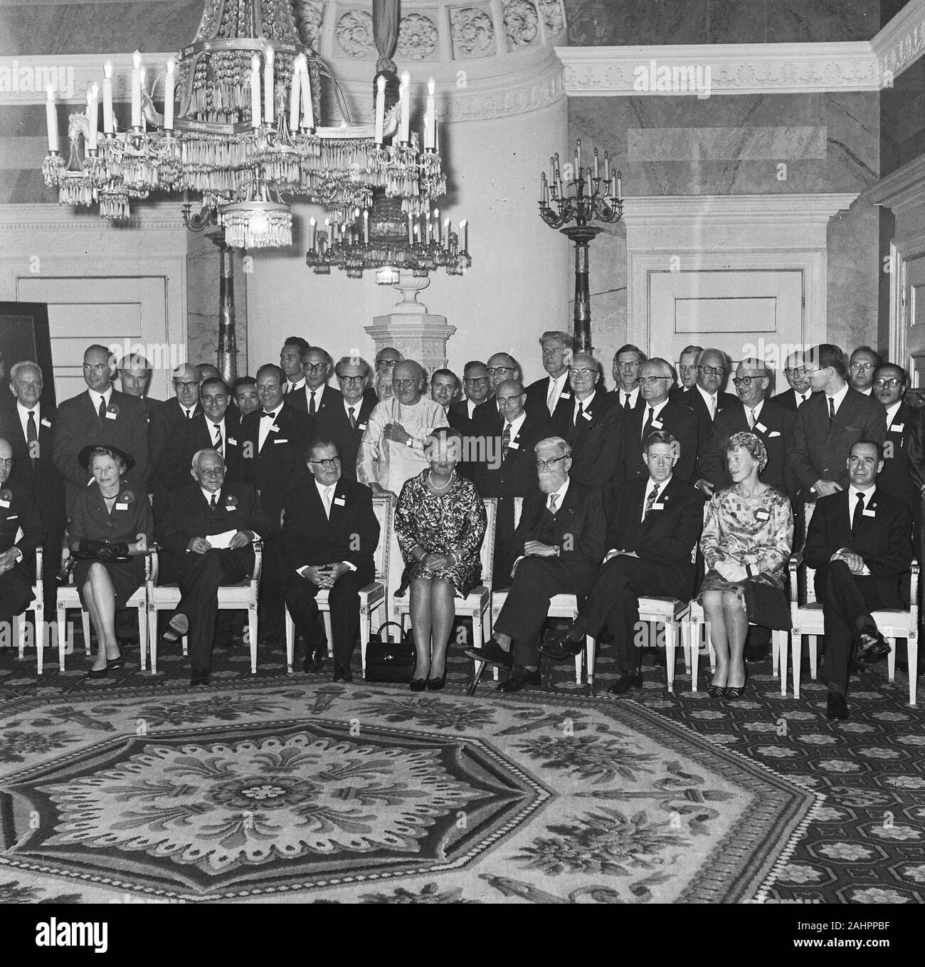 Regina Juliana ha ricevuto un gruppo di partecipanti dal Genetis a Palazzo Soestdijk. Sua Maestà nel mezzo di deputati data Settembre 5, 1963 Location Soestdijk, Utrecht (provincia) Foto Stock