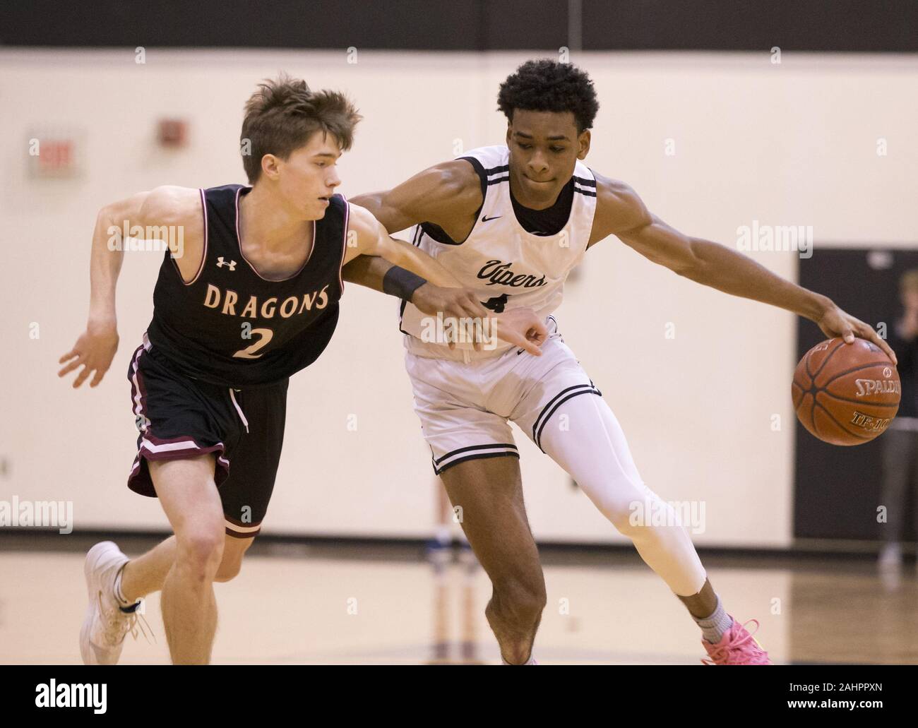 Austin, Texas, Stati Uniti d'America. 31 Dic, 2019. Vandegrift vipere avanti Greg marrone (4) in azione durante una scuola di gioco di basket in Austin, Texas, il 31 dicembre 2019. Il marrone è un consenso a cinque stelle di reclutare e uno dei nationÃs preminente impegnati giocatori. Nominale il No. 5 prospettiva globale nella nazione da ESPN, Marrone sta valutando offerte da Auburn, Kentucky, Memphis, North Carolina e Texas. Credito: Scott Coleman/ZUMA filo/Alamy Live News Foto Stock