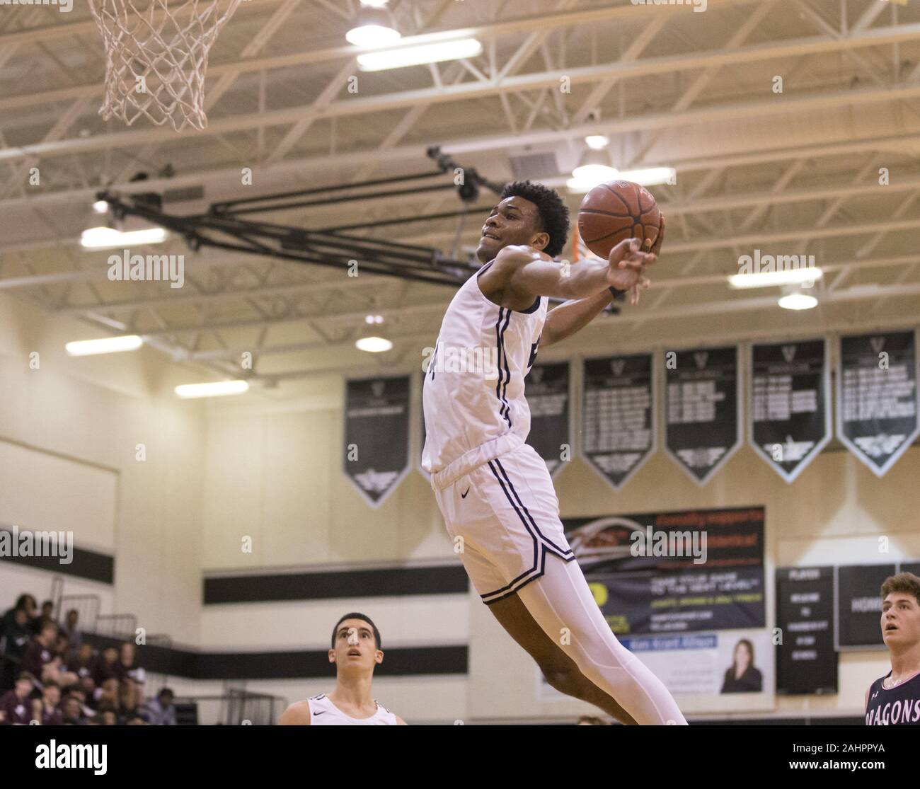 Austin, Texas, Stati Uniti d'America. 31 Dic, 2019. Vandegrift vipere avanti Greg marrone (4) va per un dunk durante una scuola di gioco di basket in Austin, Texas, il 31 dicembre 2019. Il marrone è un consenso a cinque stelle di reclutare e uno dei nationÃs preminente impegnati giocatori. Nominale il No. 5 prospettiva globale nella nazione da ESPN, Marrone sta valutando offerte da Auburn, Kentucky, Memphis, North Carolina e Texas. Credito: Scott Coleman/ZUMA filo/Alamy Live News Foto Stock