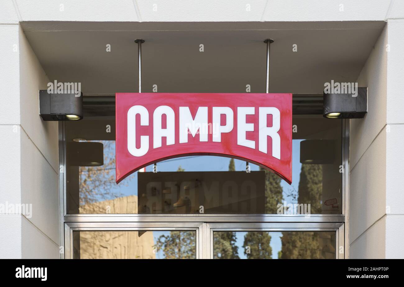 Spagna. 29 Dic, 2019. Un ramo della multinazionale spagnola di fabbricazione e di vendita al dettaglio di calzature Camper del marchio e del logo negozio visto in Spagna. Credito: Budrul Chukrut SOPA/images/ZUMA filo/Alamy Live News Foto Stock