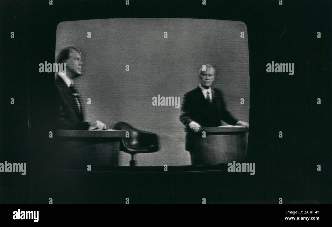 Sett. 23, 1976 - Philadelphia, Pennsylvania, Stati Uniti d'America - una televisione di screen shot del Presidente Gerald Ford, destra e partito democratico candidato Jimmy Carter durante il loro primo dibattito televisivo a Walnut Street Theatre. (Credito Immagine: © Keystone Press Agency/Keystone USA via ZUMAPRESS.com) Foto Stock