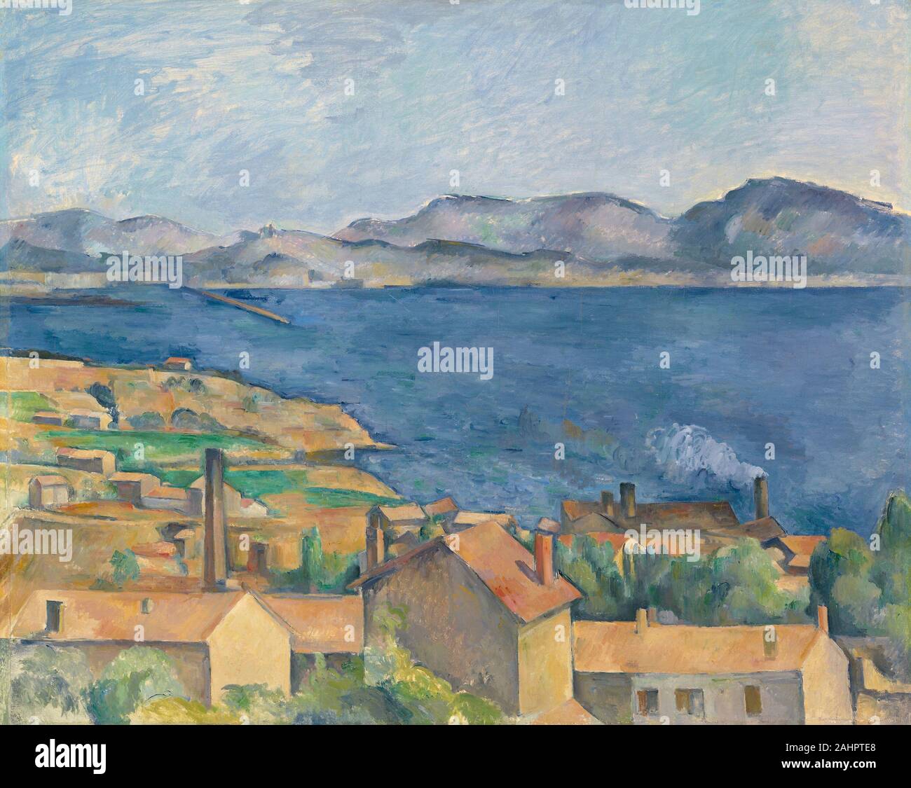 Paul Cézanne. La baia di Marsiglia, visto da L'Estaque. 1880-1890. La Francia. Olio su tela In una lettera al suo amico e maestro Camille Pissarro, Paul Cézanne rispetto la vista del mare da L'Estaque ad una carta da gioco, con le sue forme semplici e colori. Il paesaggio della configurazione di colori e lo ha affascinato. Questo dipinto è uno di più di una dozzina di tali vistas creato dall'artista durante il 1880. Cézanne diviso la tela in quattro zone-architettura, acqua, montagna e cielo. Sebbene questi quattro elementi sono visti ripetutamente in dipinti impressionisti, Cézanne di lavoro è molto differente Foto Stock