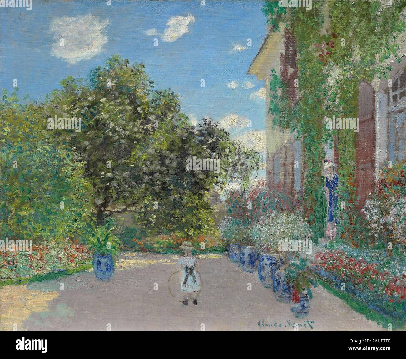 Claude Monet. L'artista della casa a Argenteuil. 1873. La Francia. Olio su tela di Claude Monet e la sua famiglia ha vissuto a Argenteuil, al di fuori di Parigi, dal 1871 al 1878. Qui egli ha illustrato i suoi cinque o sei-anno-vecchio figlio, Jean, gioca con un cerchio e sua moglie, Camille, in piedi la porta delle loro vite-casa coperto. Il clima piacevole e ben tenuto giardino, un precursore dell'artista il celebrato giardino a Giverny, dà un senso di tranquillità e benessere a questo dipinto. Questo è stato un periodo di sicurezza finanziaria per Monet grazie a vendite recenti del suo lavoro a Parigi concessionario d'Arte Paolo Durand-Ruel. Foto Stock