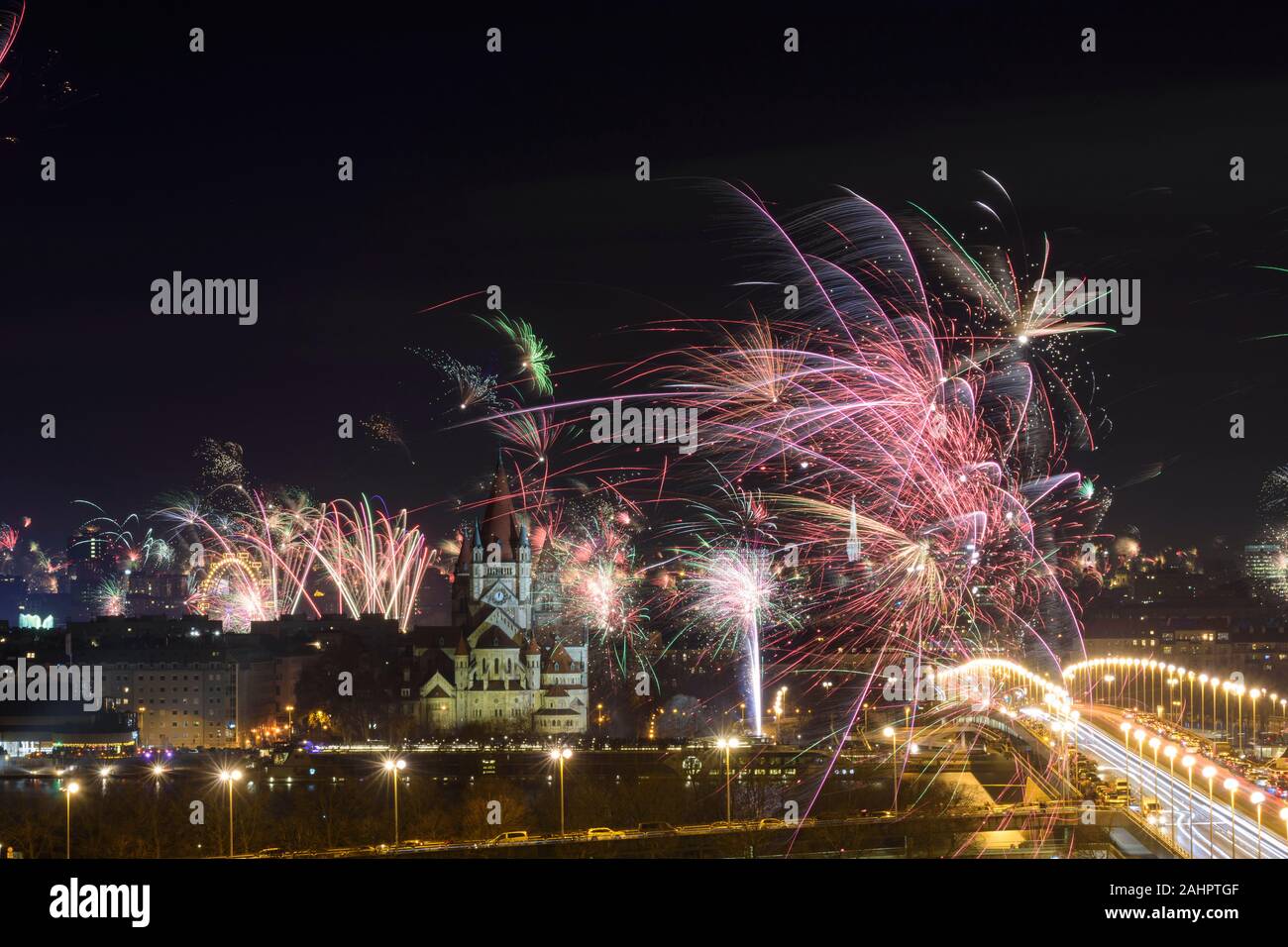 Wien, Vienna: Silvester (anno nuovo dell'anno Vigilia), fuochi d'artificio, il centro di Vienna, ponte Reichsbrücke, chiesa Franz von Assisi, ruota panoramica Ferris, Cattedrale St Foto Stock