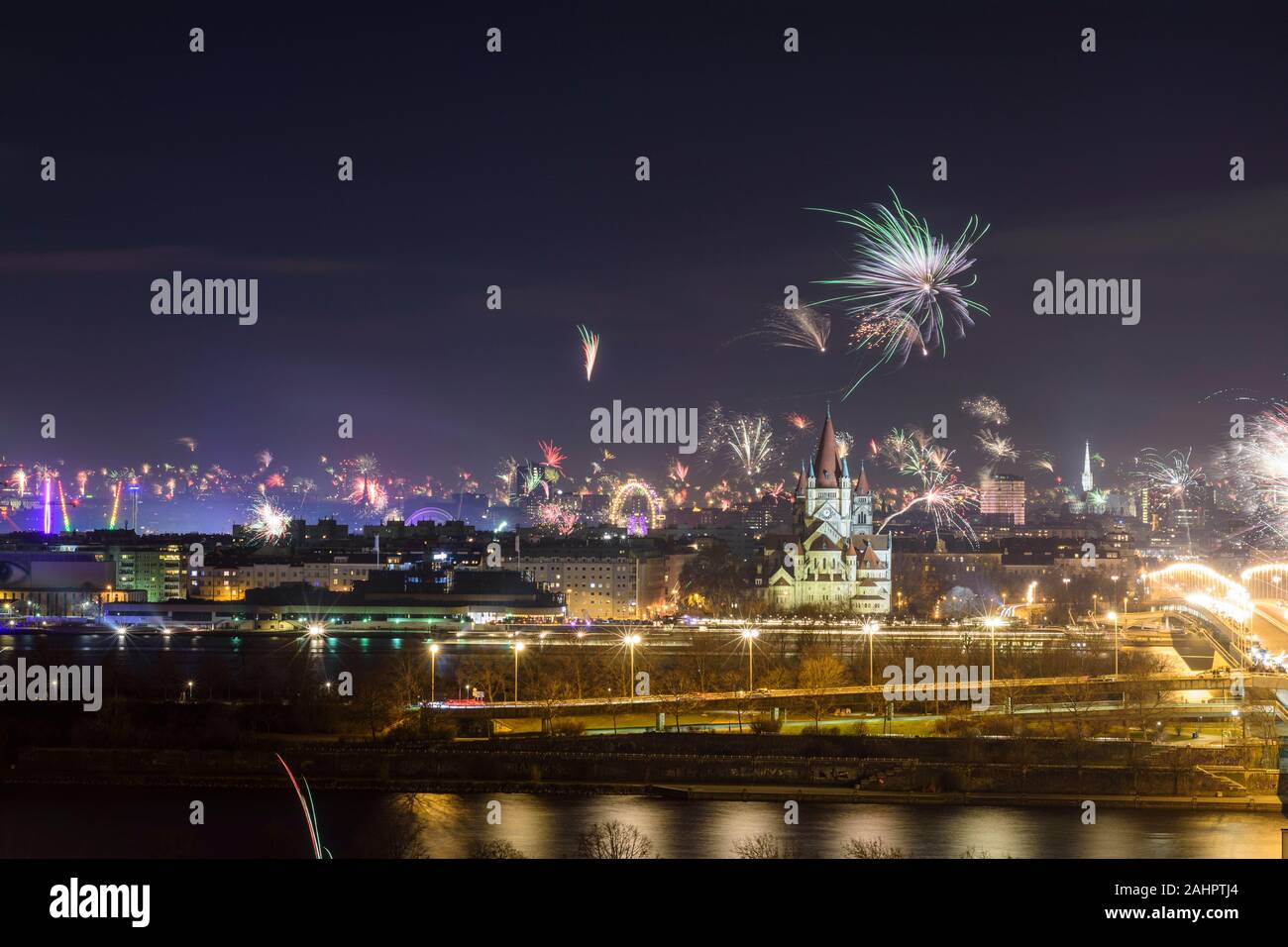Wien, Vienna: Silvester (anno nuovo dell'anno Vigilia), fuochi d'artificio, il centro di Vienna, ponte Reichsbrücke, chiesa Franz von Assisi, ruota panoramica Ferris, Cattedrale St Foto Stock